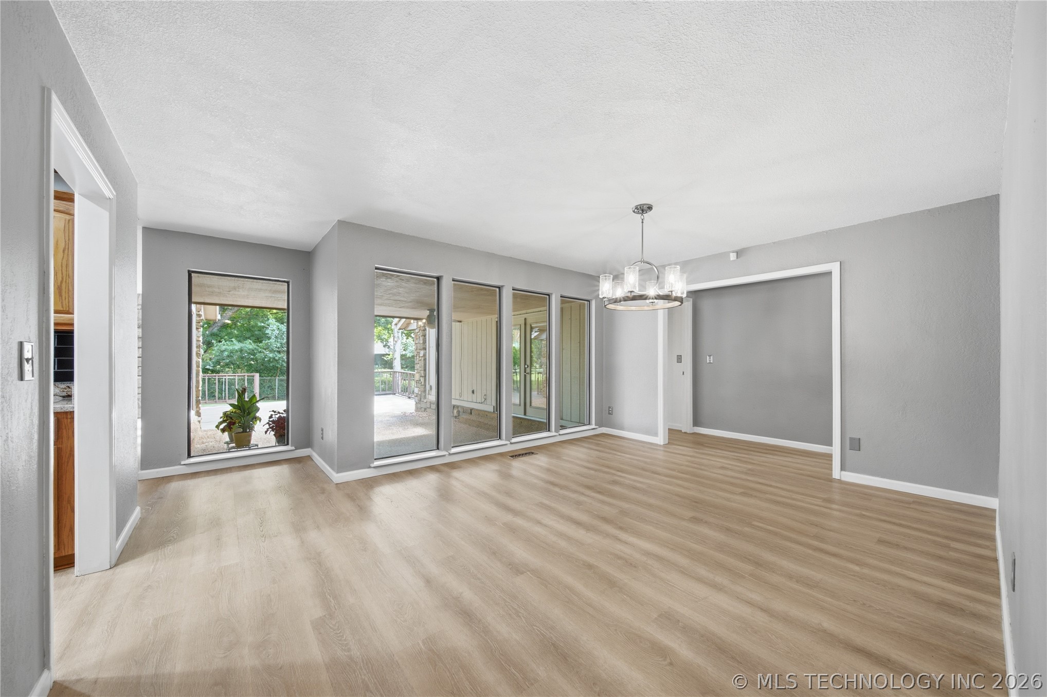 6609 S Redbud Avenue Property Photo 9