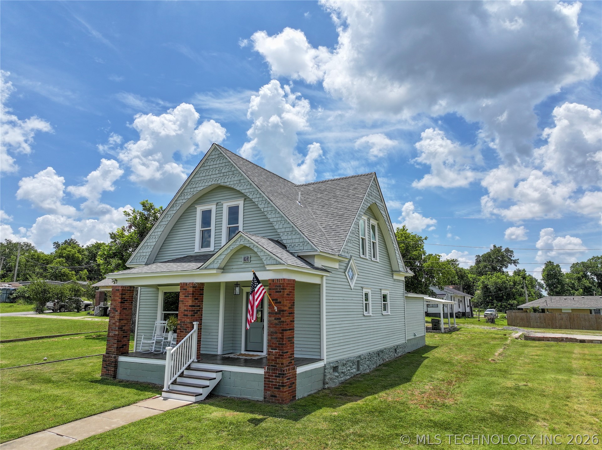 11 E Tahlequah Property Photo 1