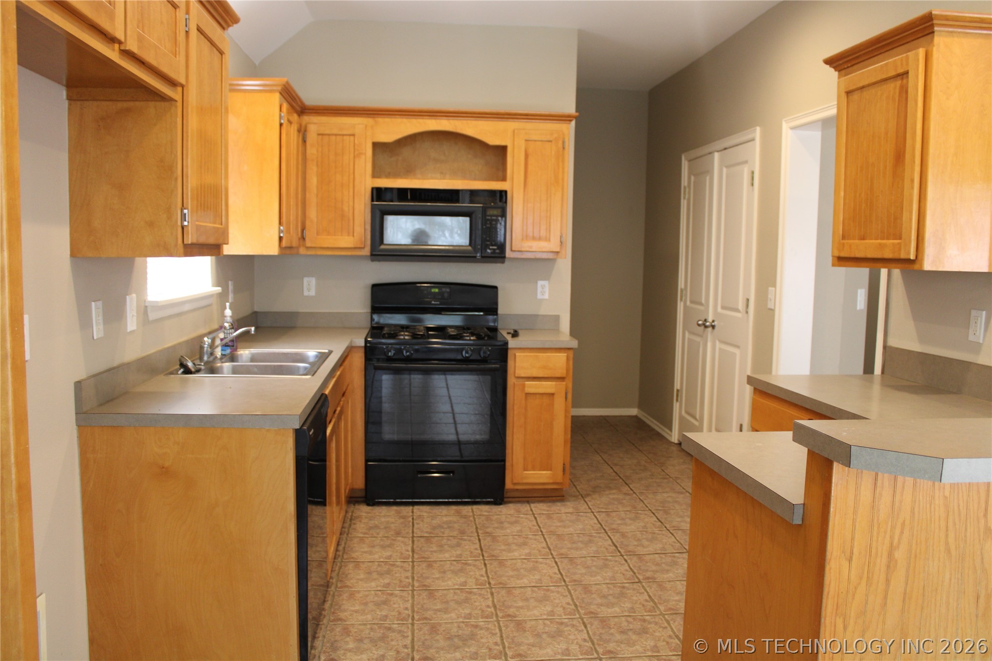 12007 S Cedar Avenue Property Photo 6