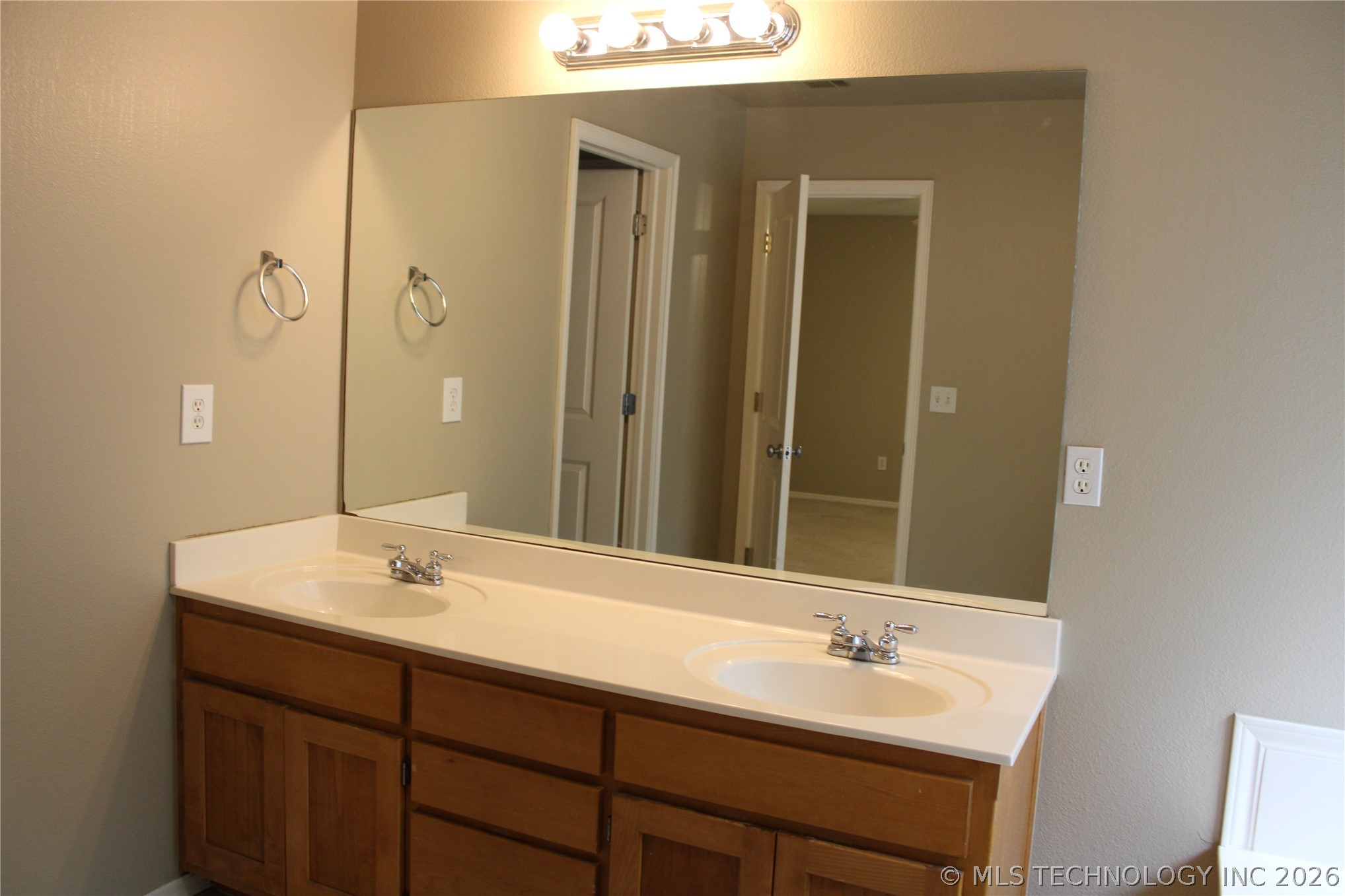 12007 S Cedar Avenue Property Photo 9