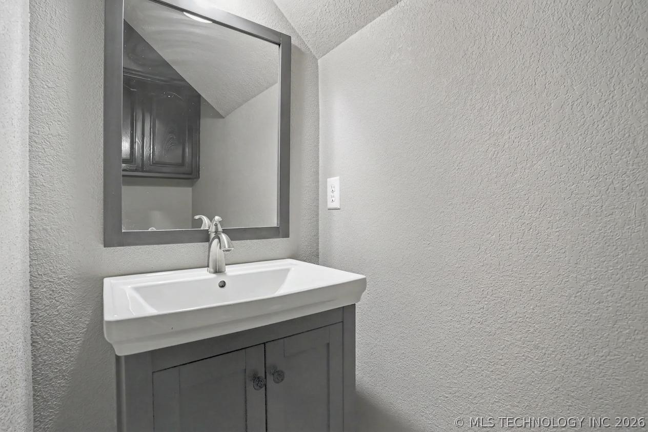 107 S Yellowood Avenue Property Photo 21