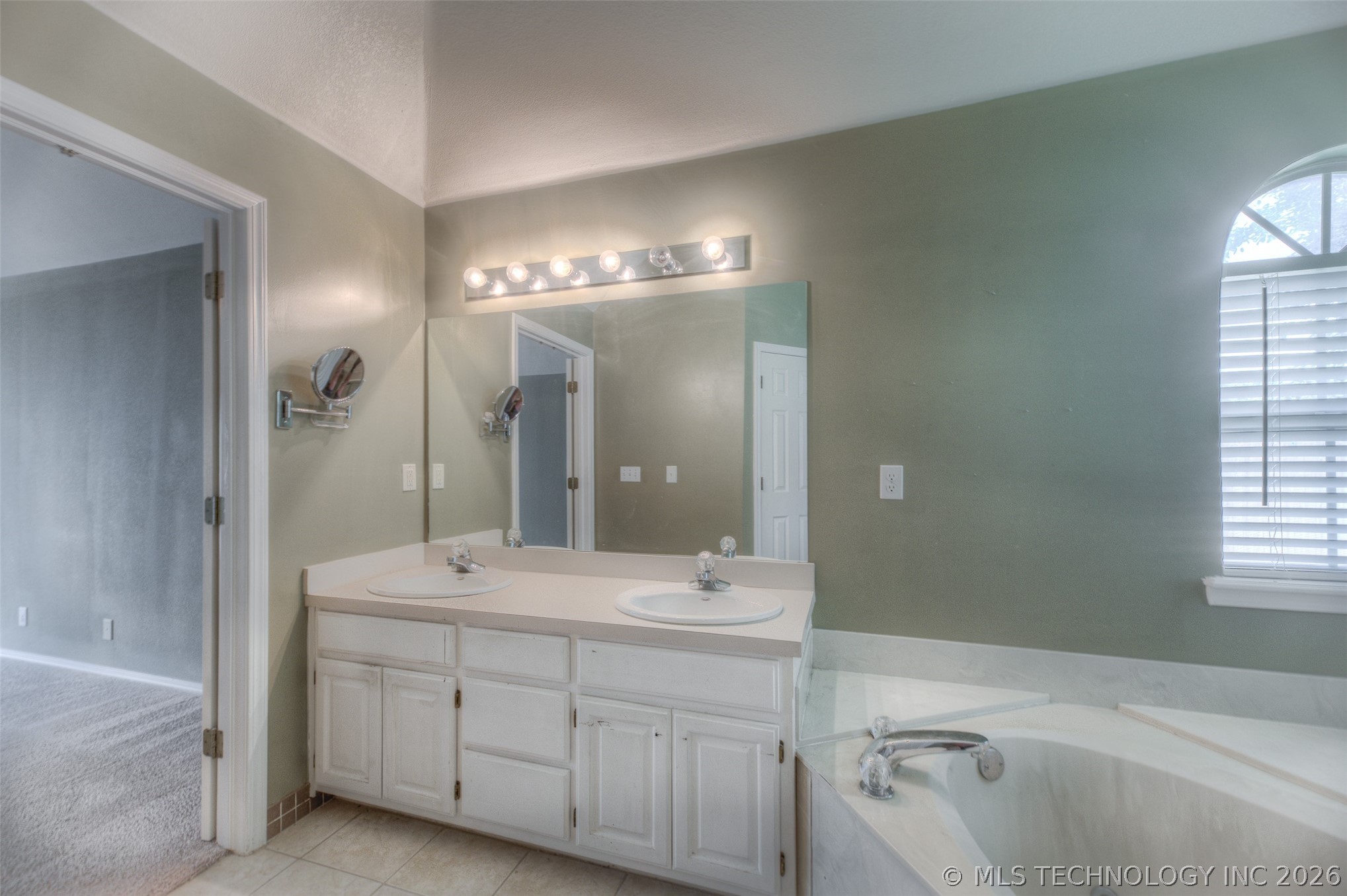 725 W 98th Street Property Photo 17