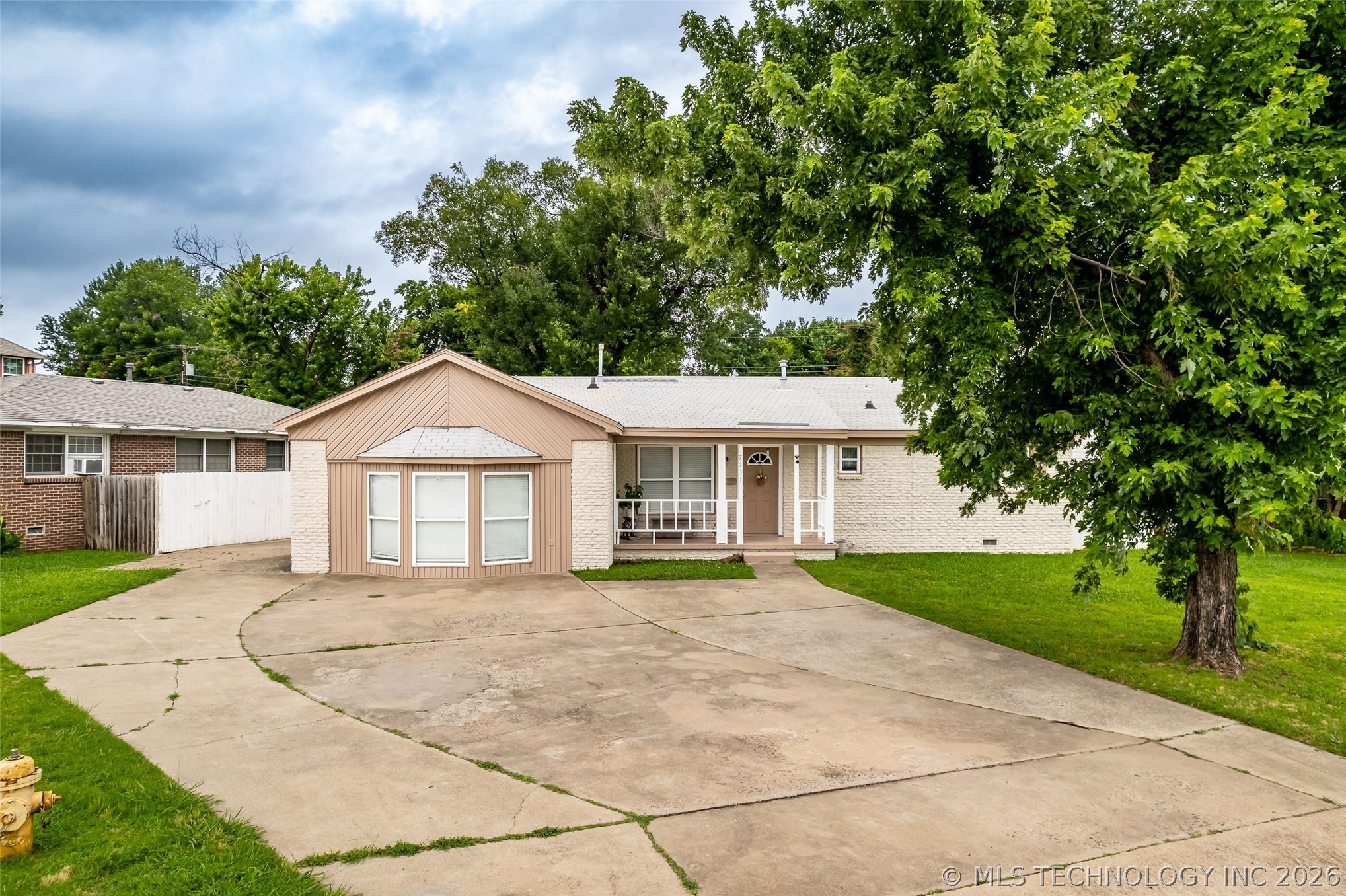 7731 E Skelly Drive Property Photo 1