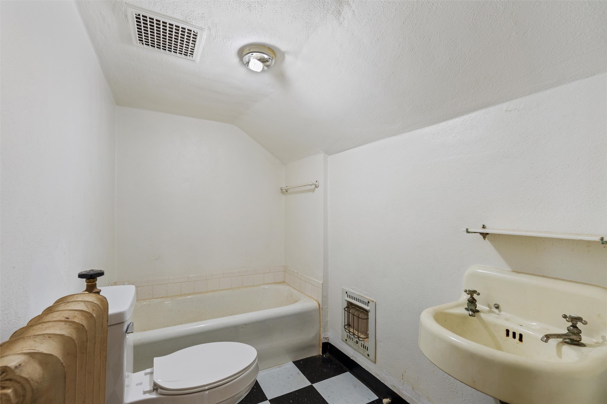 535 E 14th Street Property Photo 56