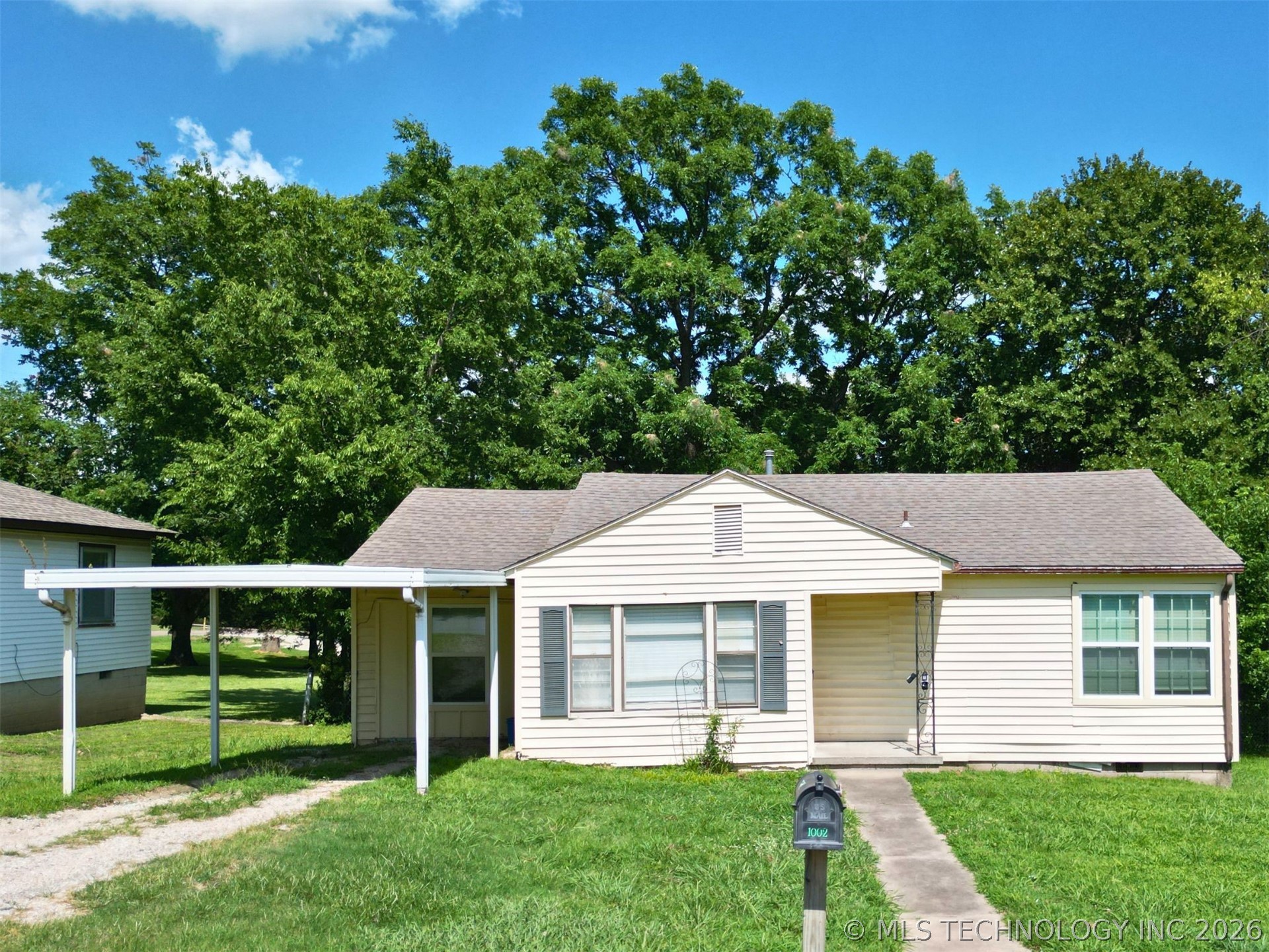 1002 S Highland Property Photo 1