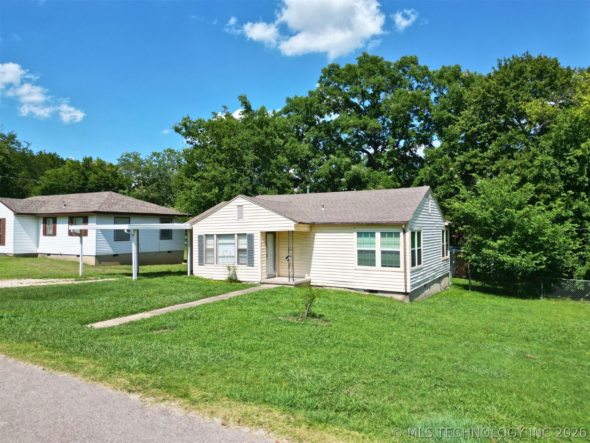 1002 S Highland Property Photo 2