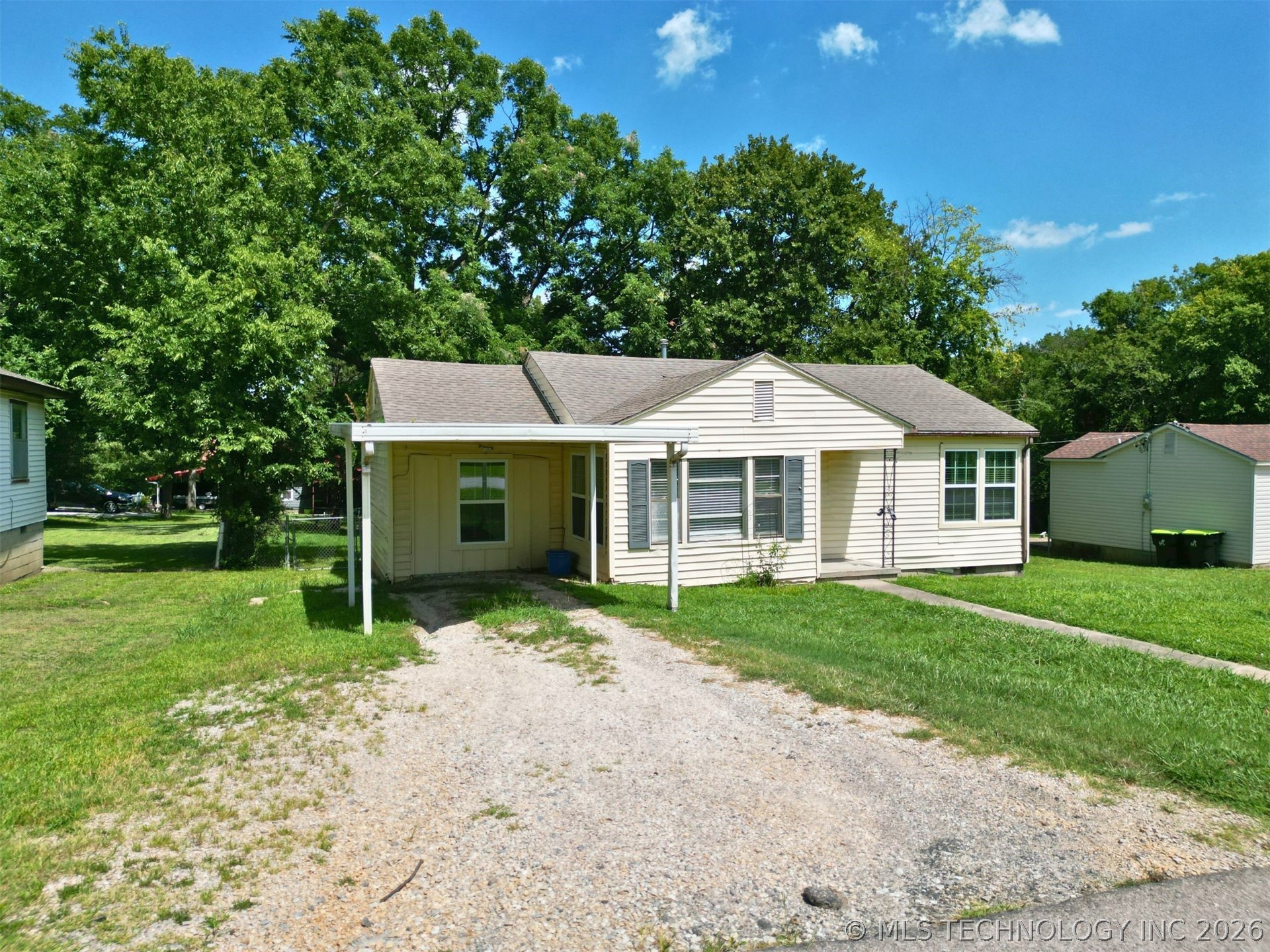 1002 S Highland Property Photo 3