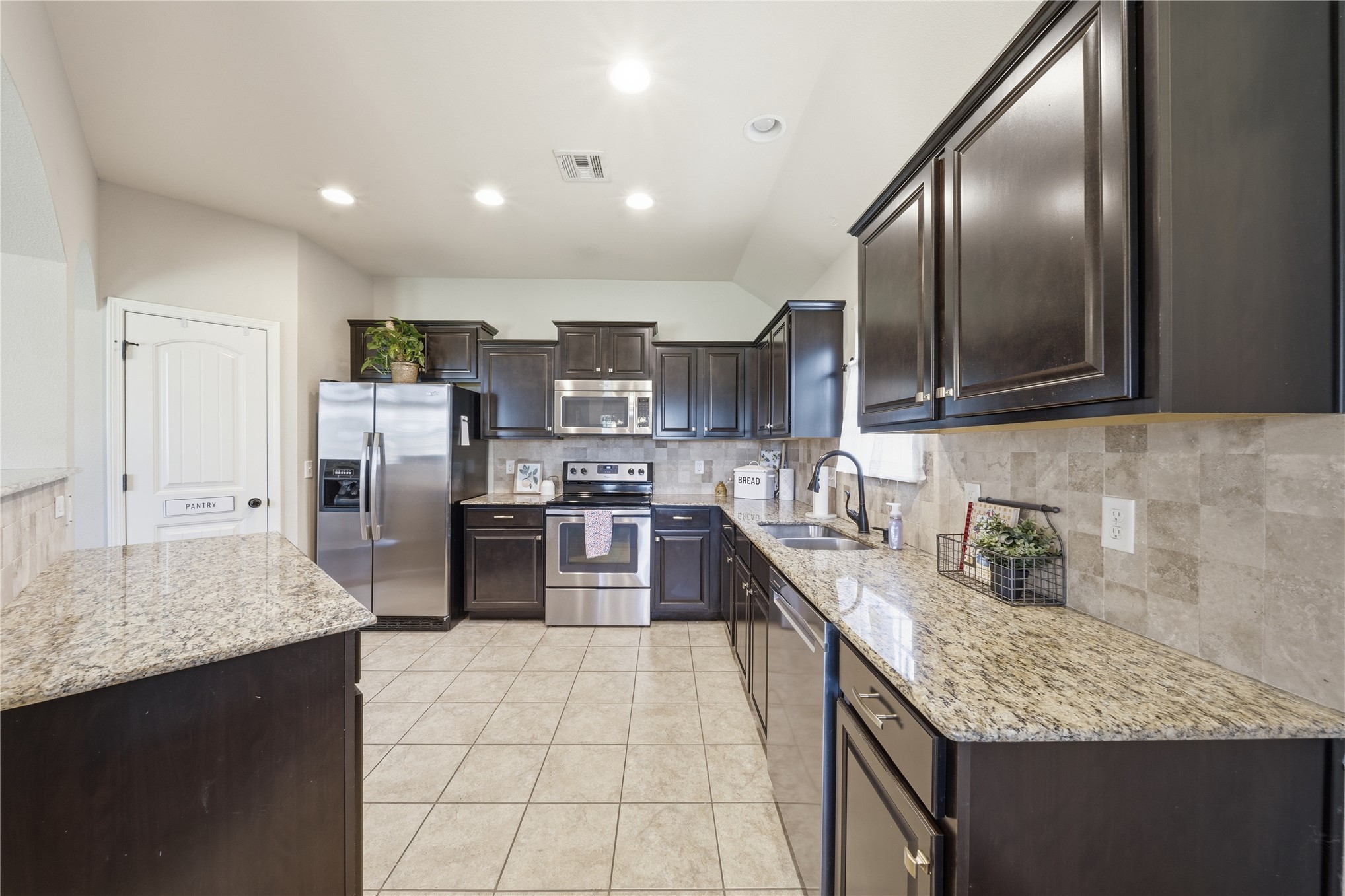 3906 S Maple Avenue Property Photo 12