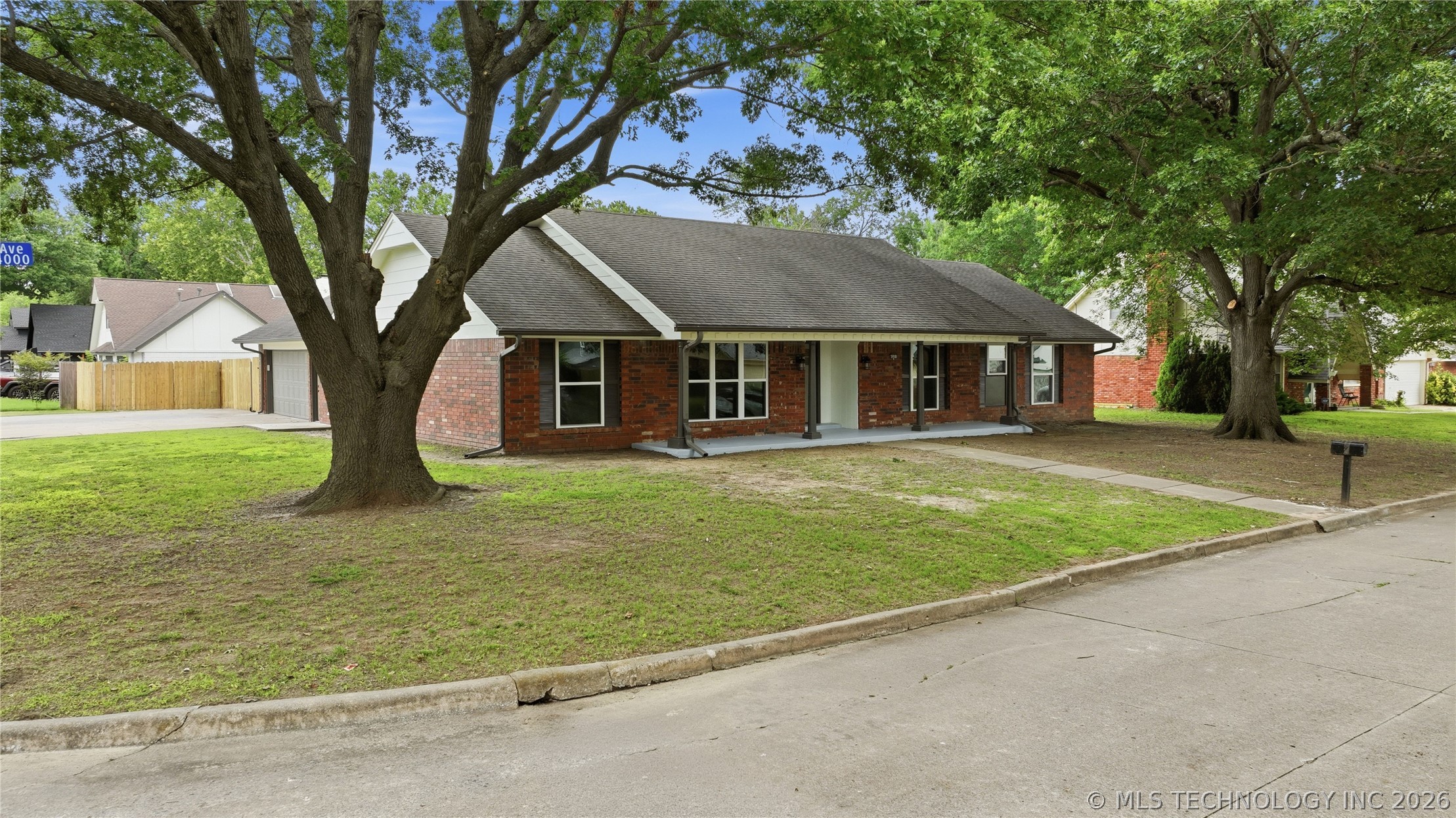 4001 S Maple Avenue Property Photo 1