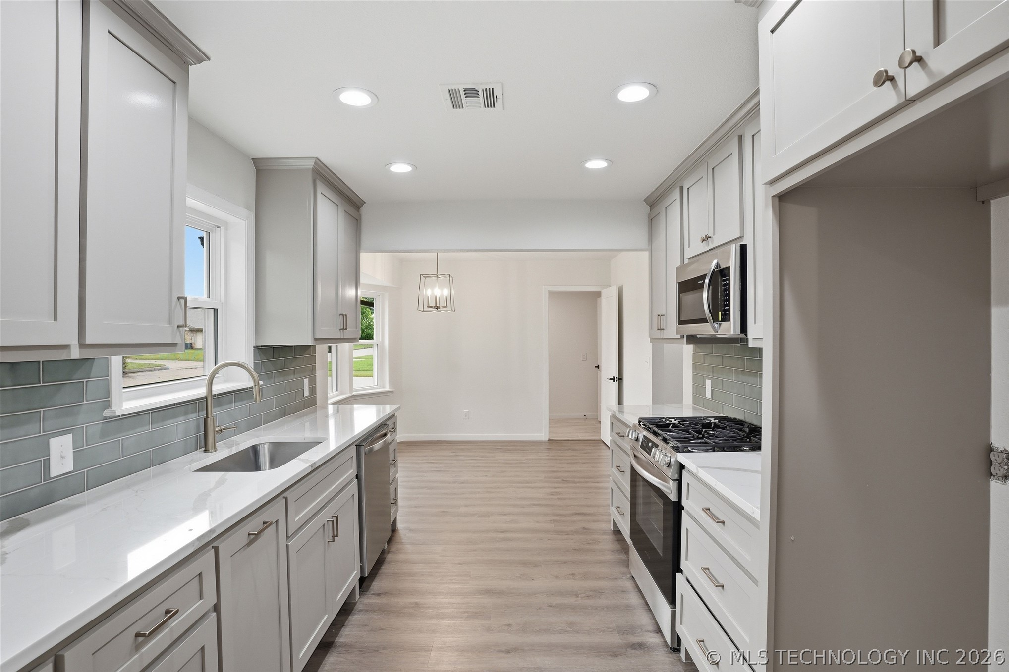 4001 S Maple Avenue Property Photo 8