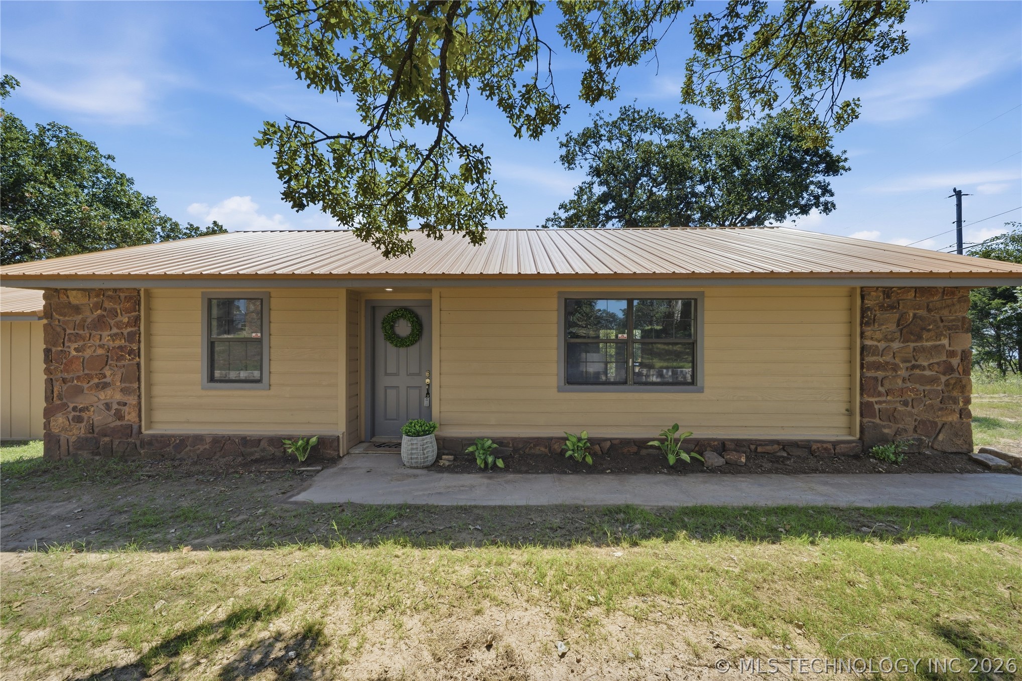 1819 S Overlook Drive Property Photo 2