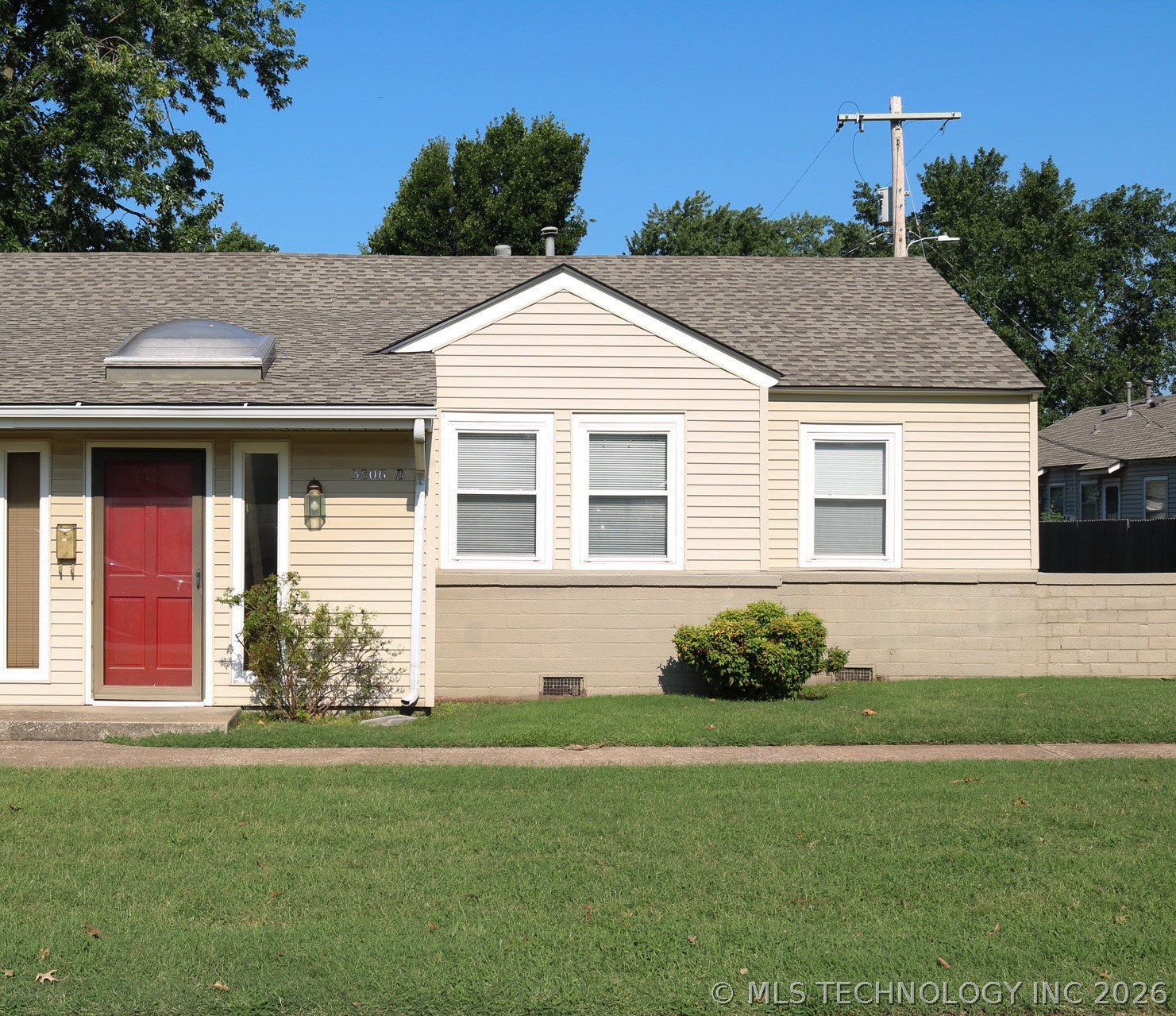 3806 S Rockford East Avenue D Property Photo 2