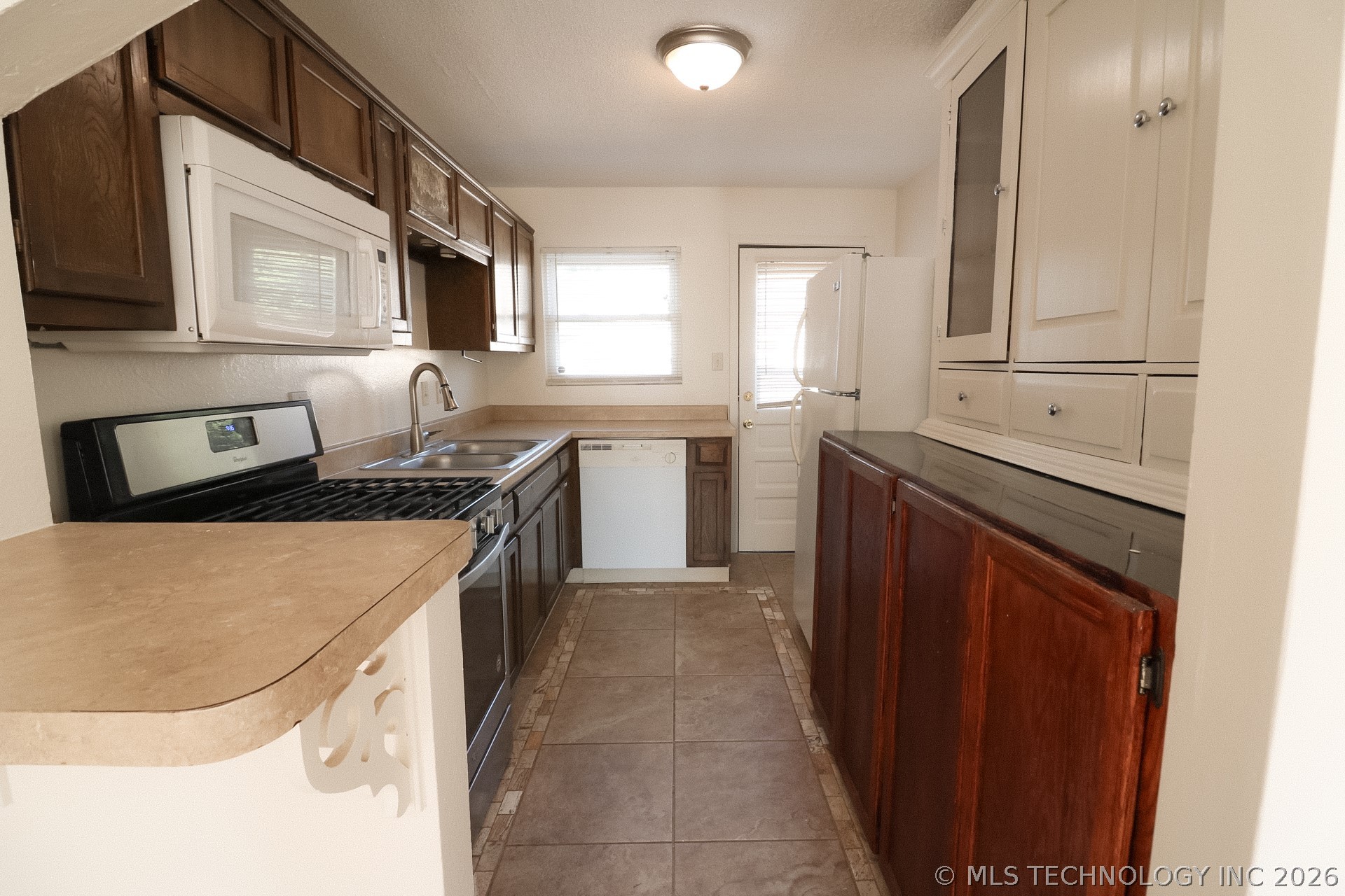 3806 S Rockford East Avenue D Property Photo 7