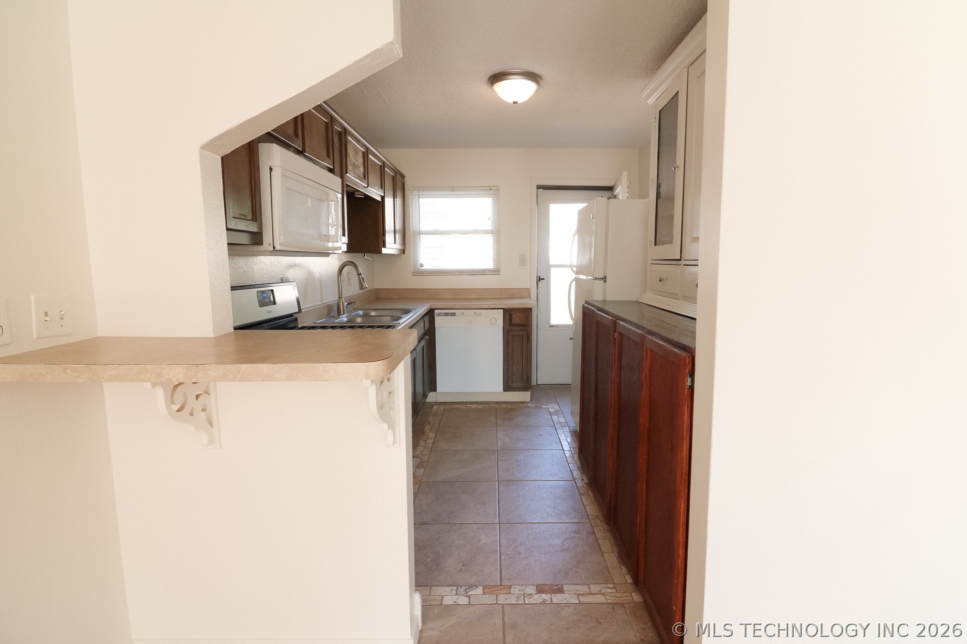 3806 S Rockford East Avenue D Property Photo 8