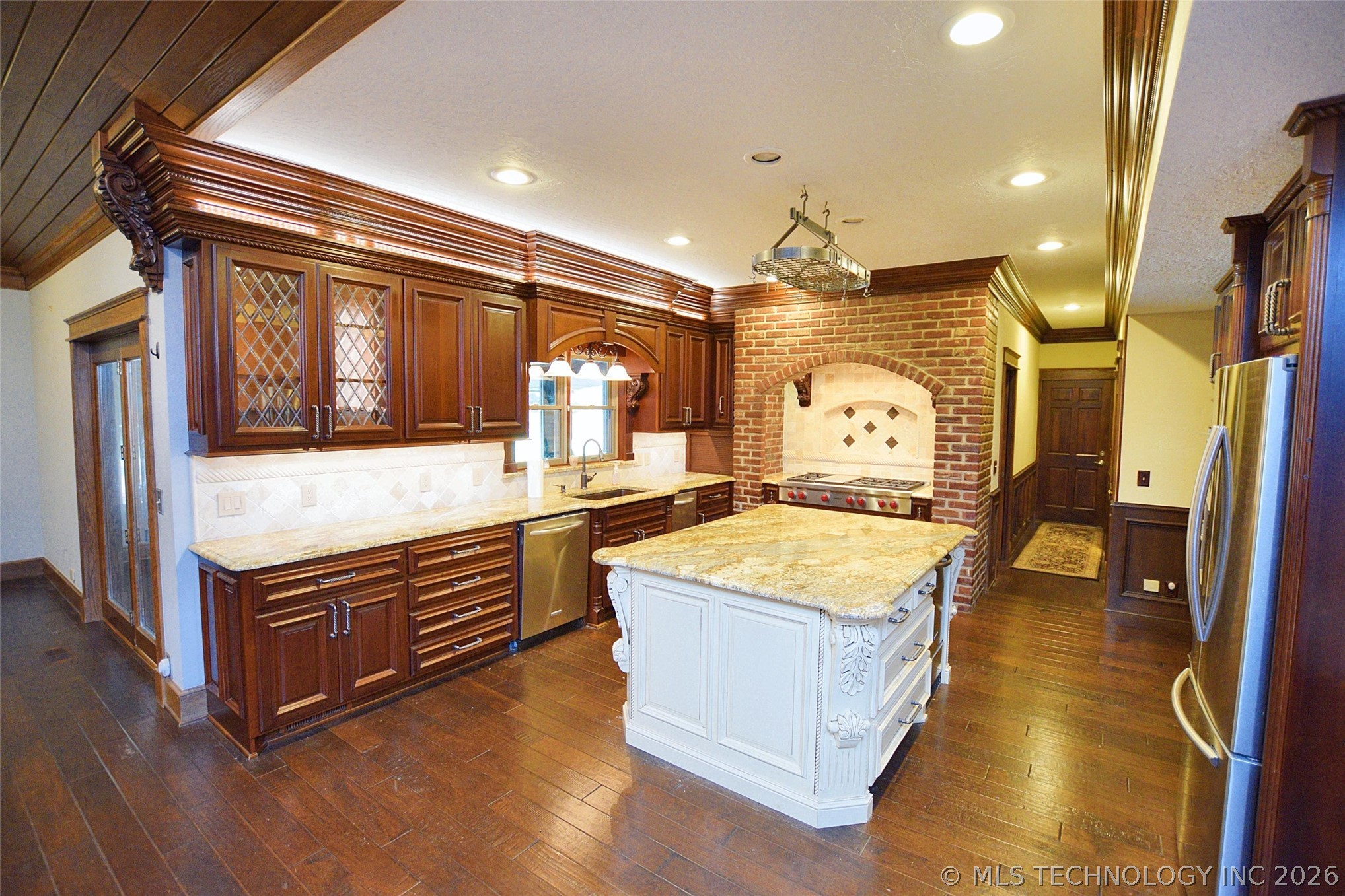 720 S East Avenue Property Photo 10