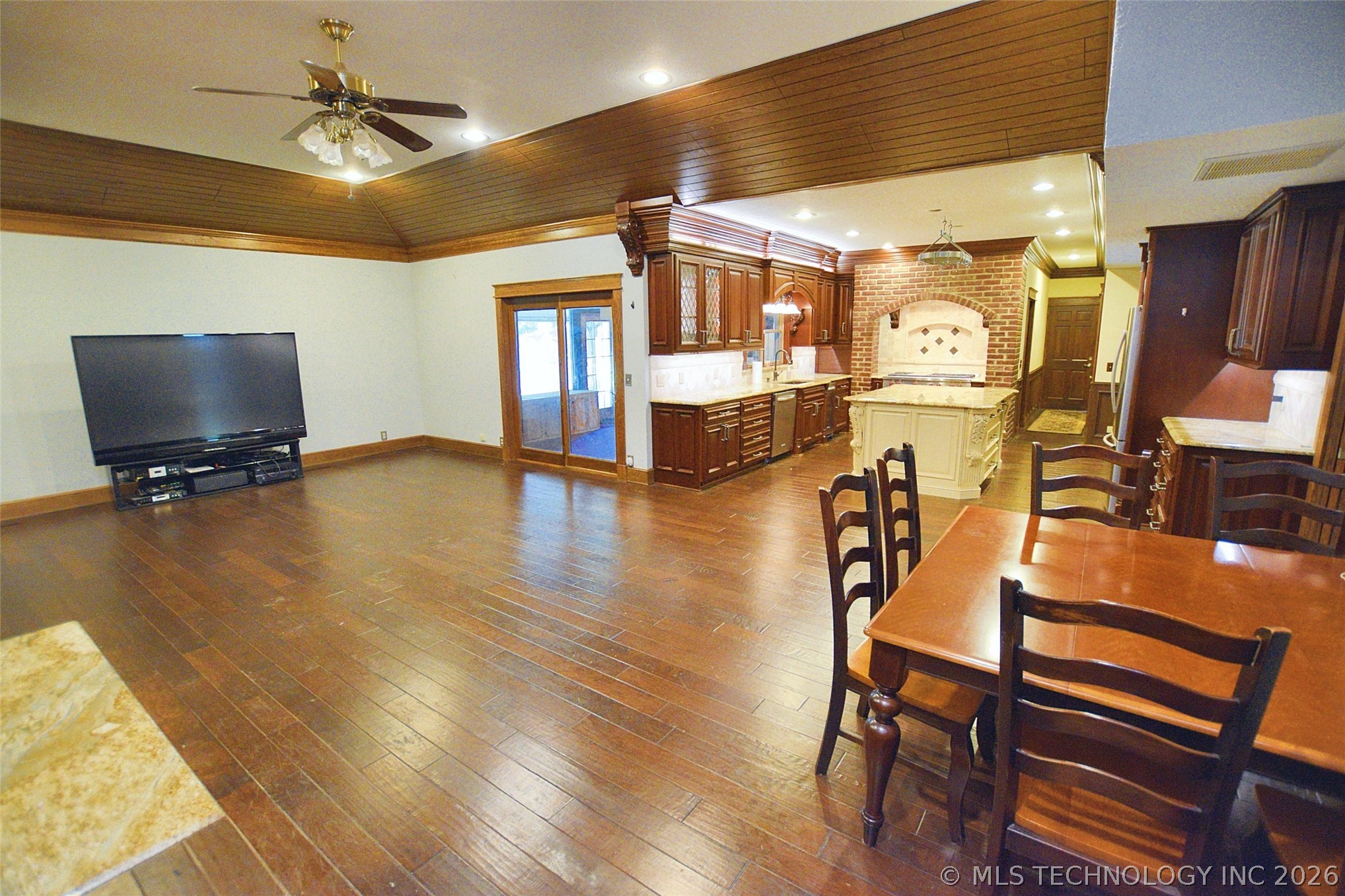 720 S East Avenue Property Photo 19