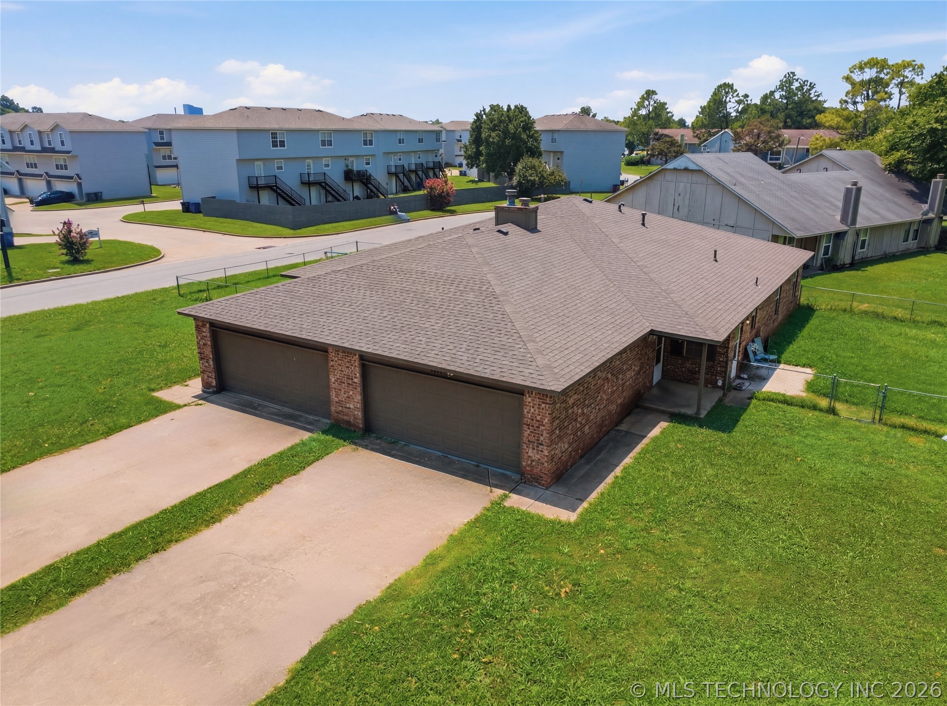 6658 S Utica Place Property Photo 4
