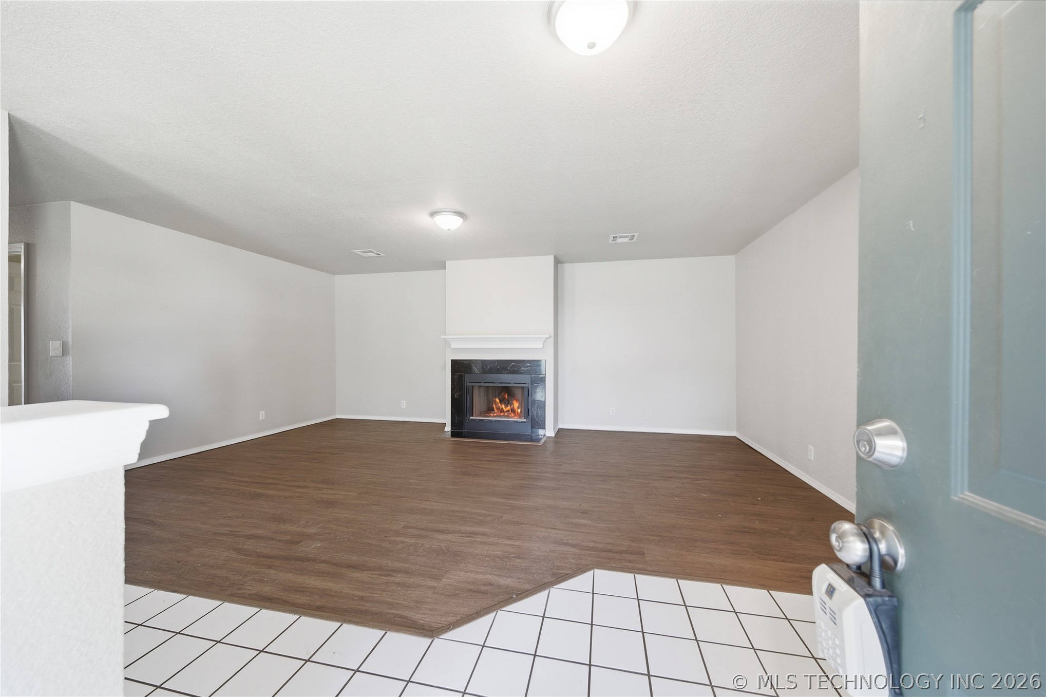 6658 S Utica Place Property Photo 6