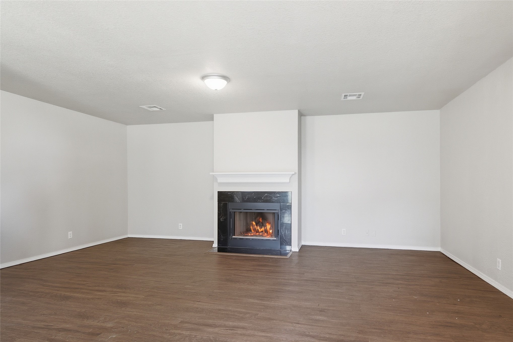 6658 S Utica Place Property Photo 7