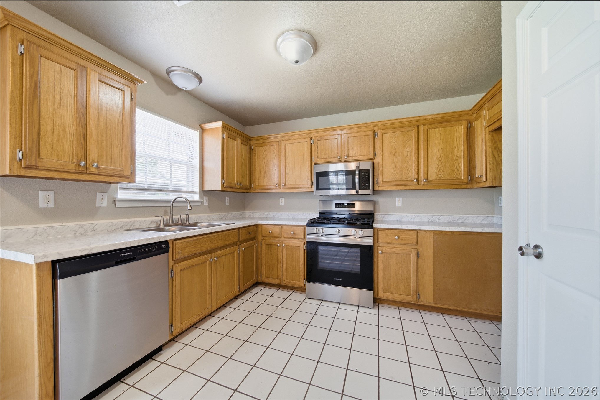 6658 S Utica Place Property Photo 8