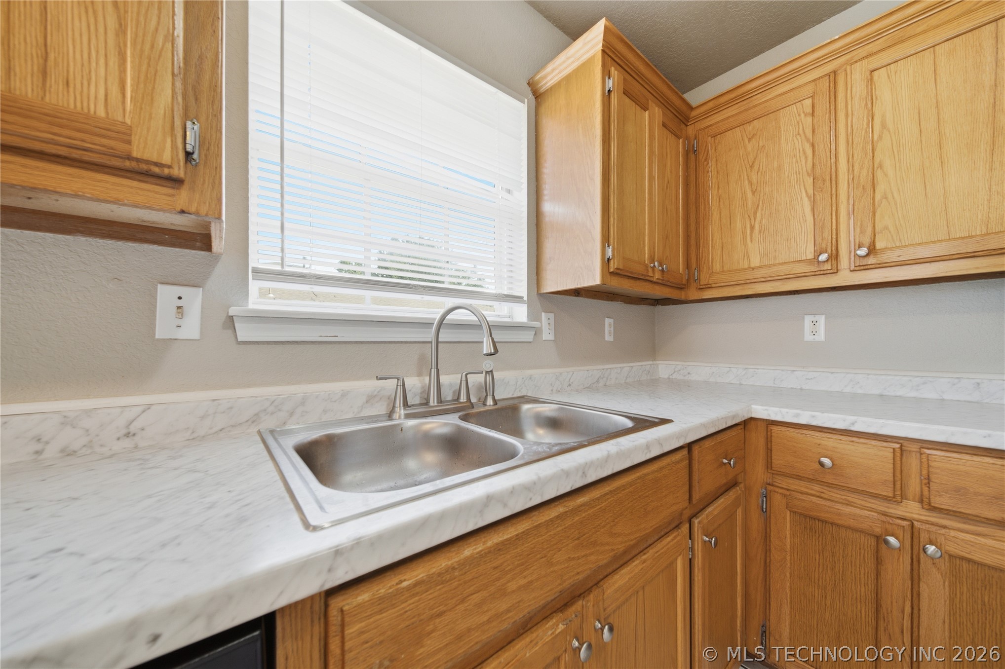 6658 S Utica Place Property Photo 9