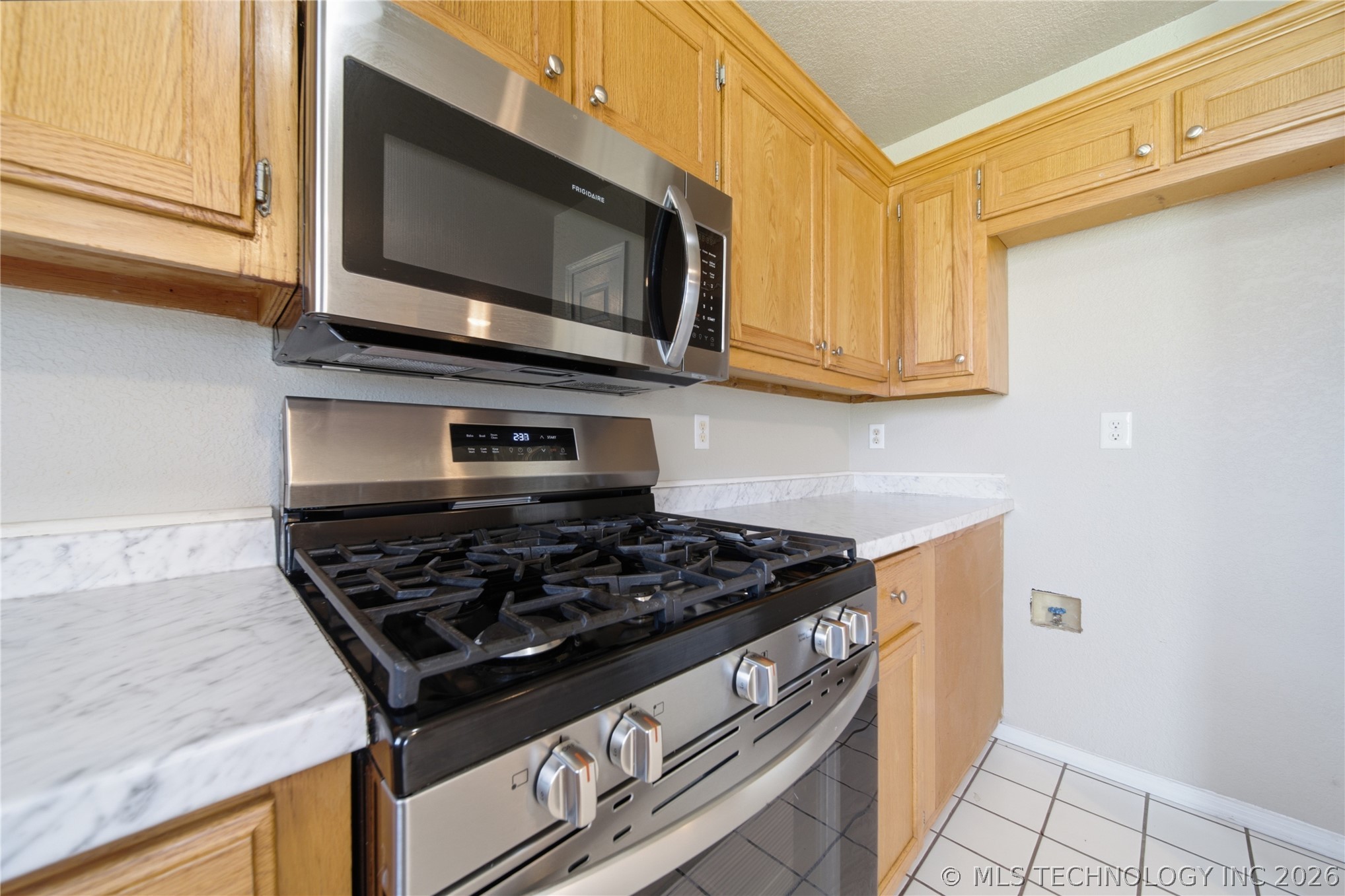 6658 S Utica Place Property Photo 10