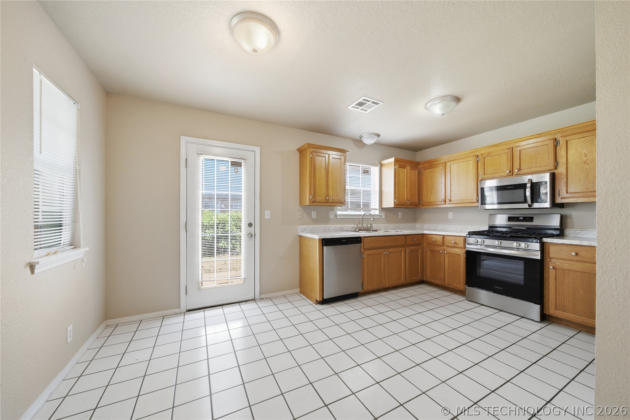 6658 S Utica Place Property Photo 11