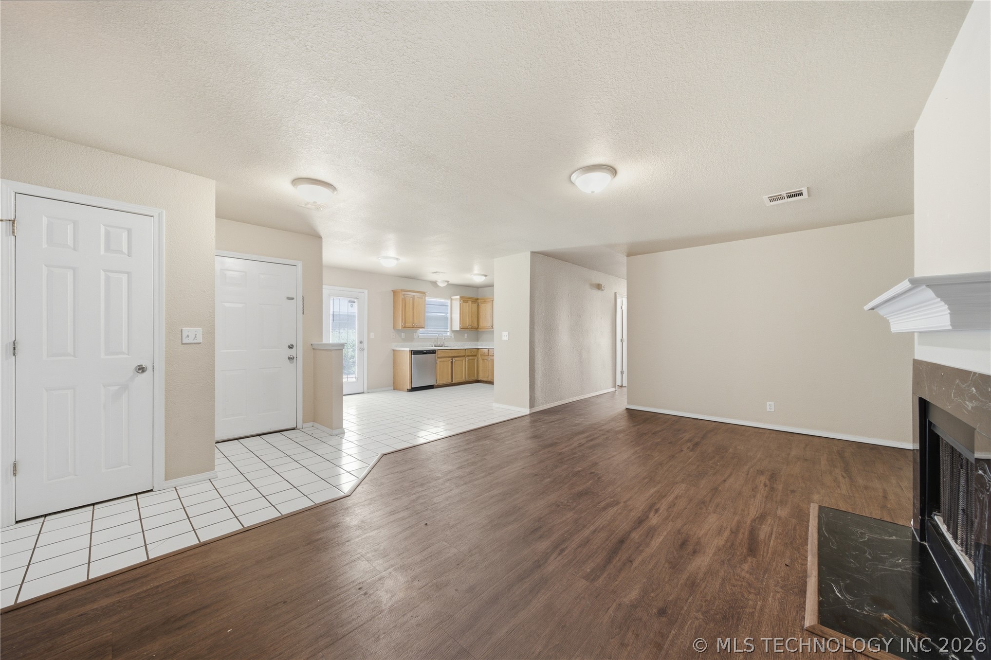 6658 S Utica Place Property Photo 13