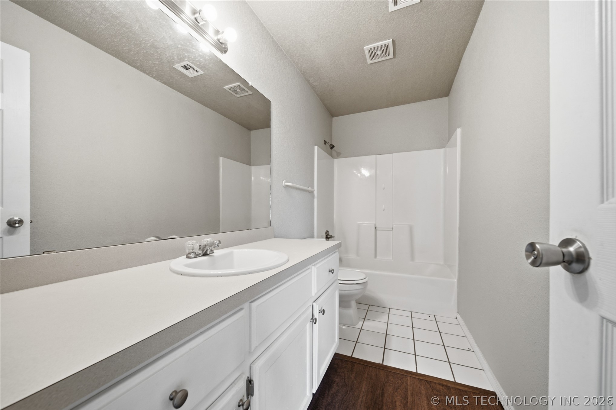 6658 S Utica Place Property Photo 15