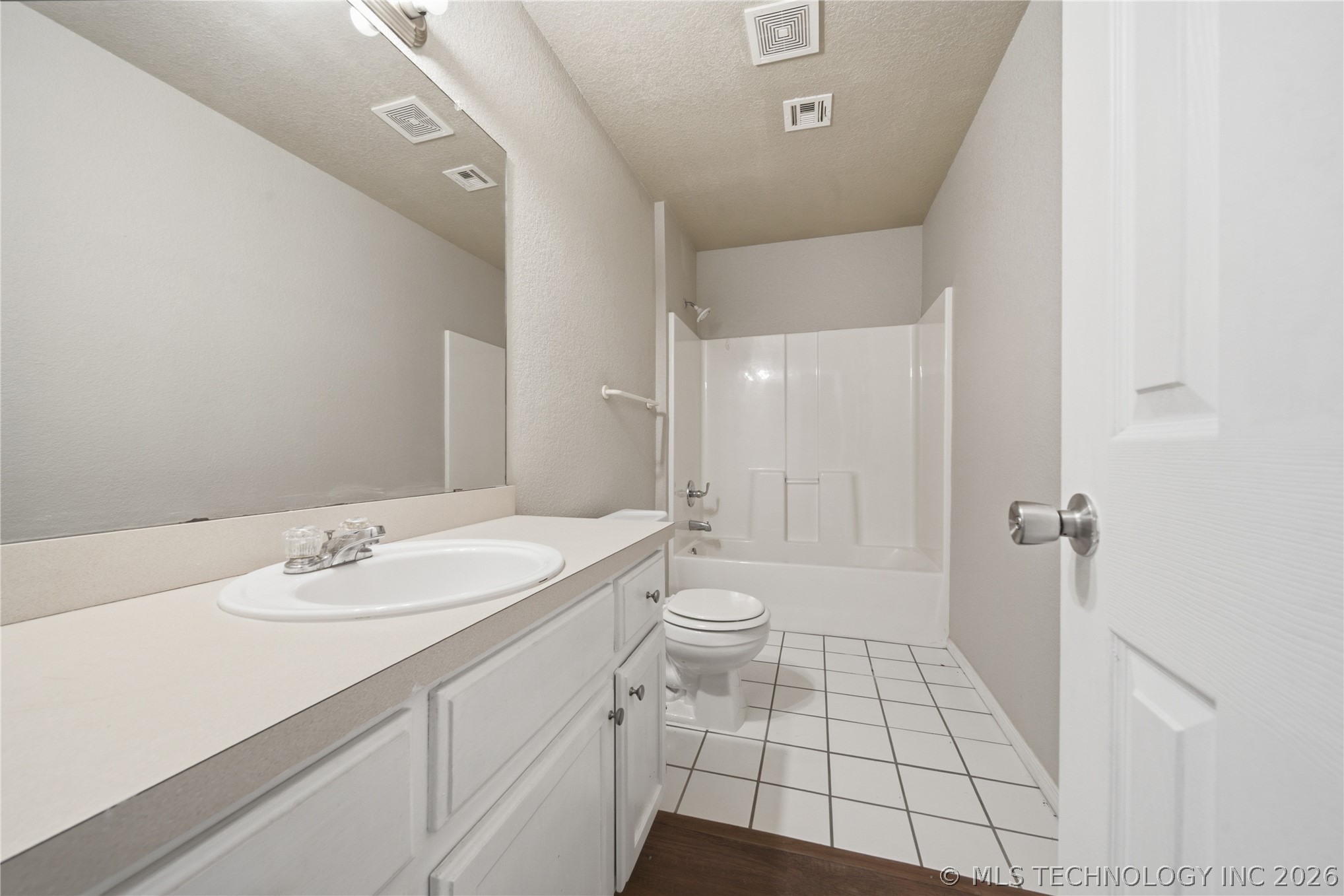 6658 S Utica Place Property Photo 17