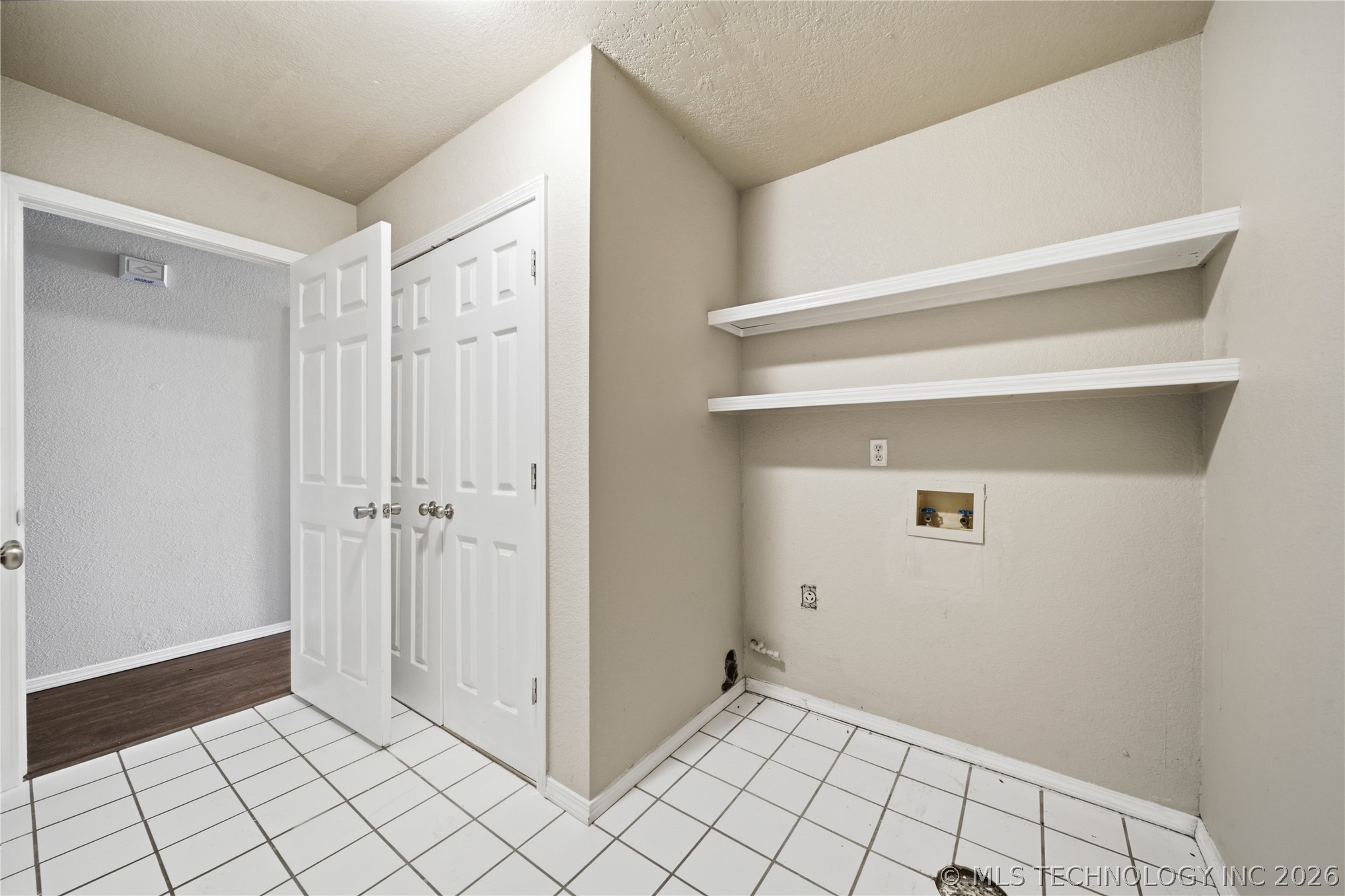 6658 S Utica Place Property Photo 19