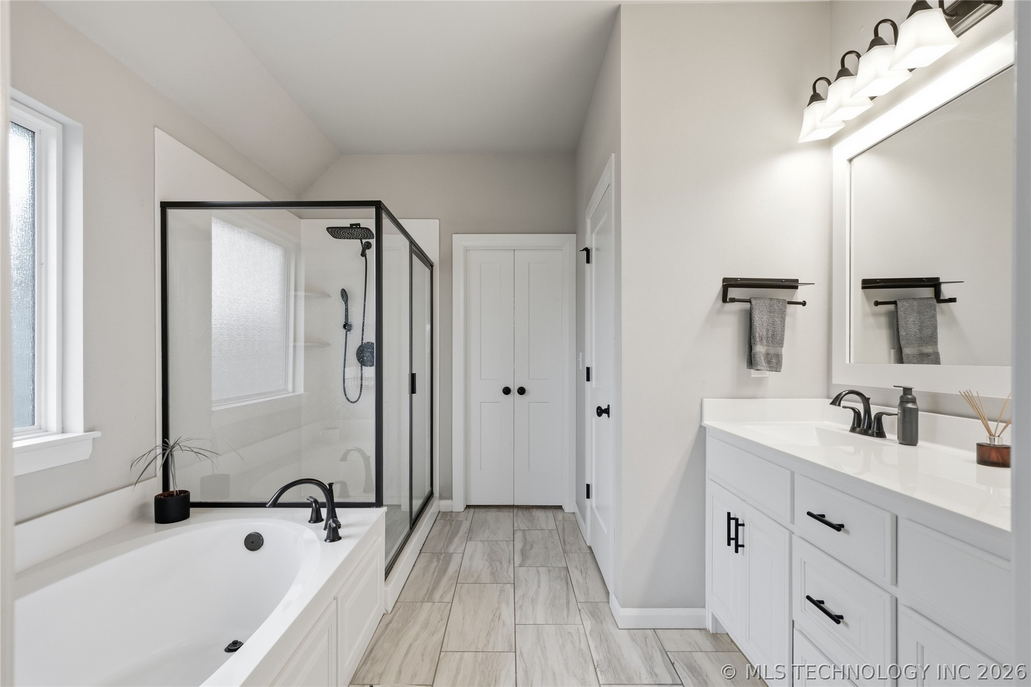 13866 S 21st Place E Property Photo 17