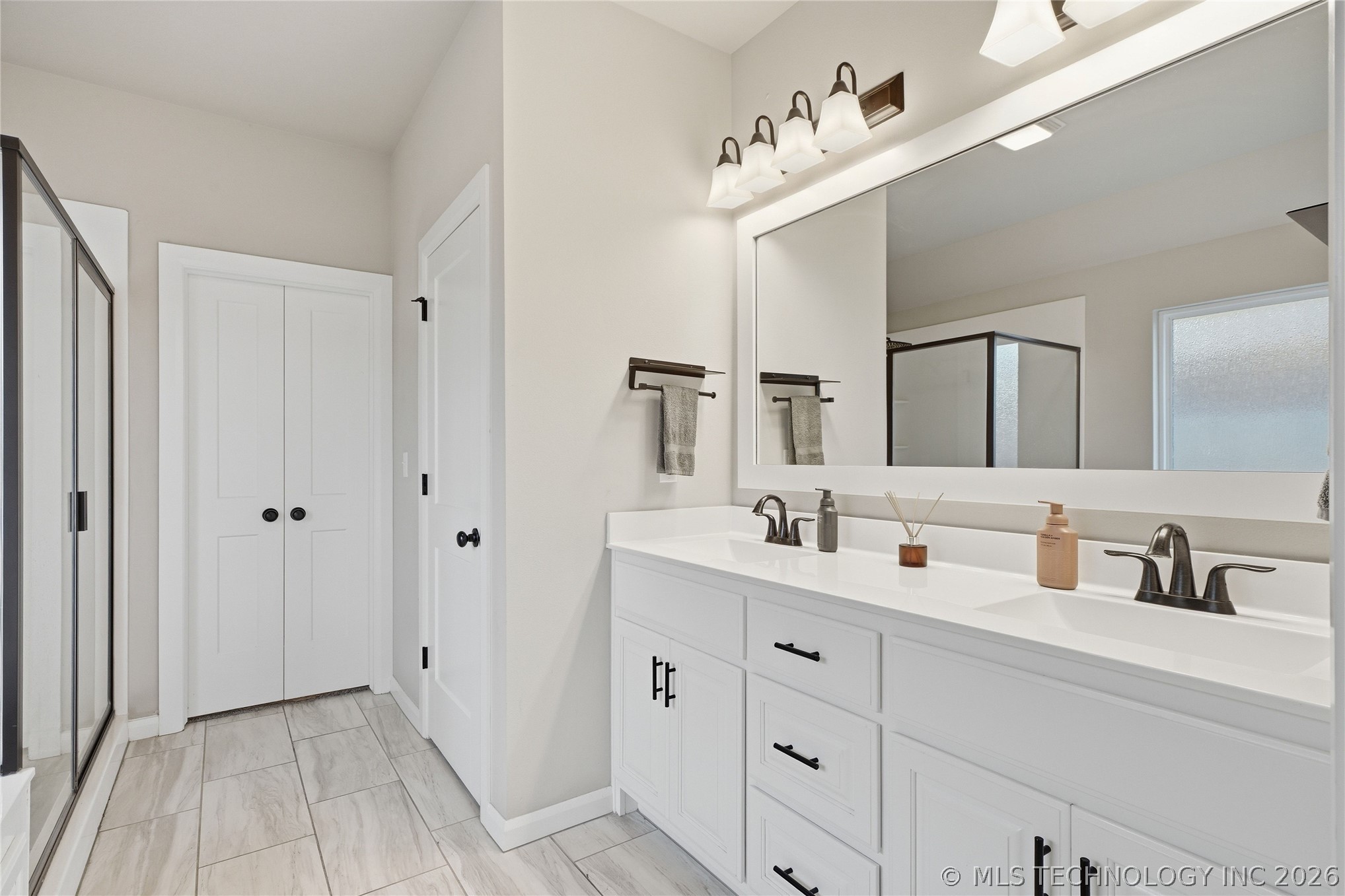 13866 S 21st Place E Property Photo 18