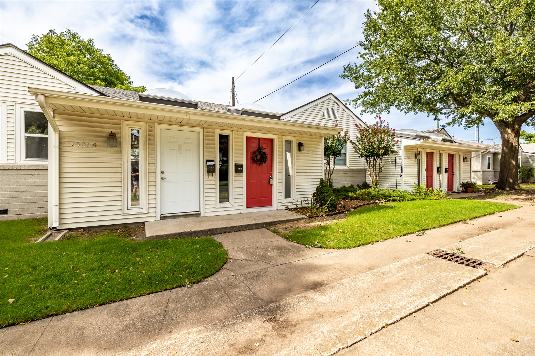 1321 E 38th Place B Property Photo 3