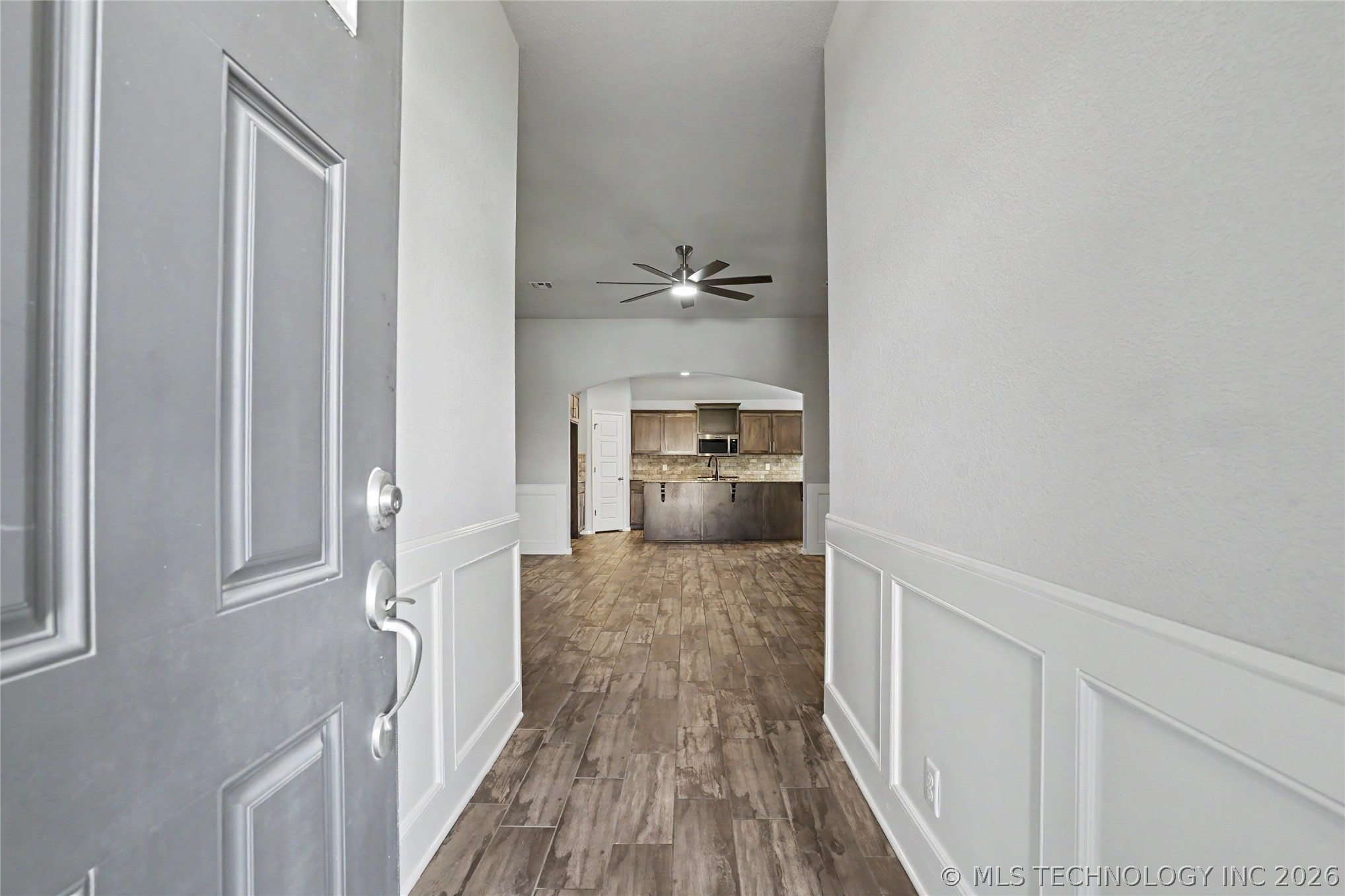 2433 S Maple Avenue Property Photo 3