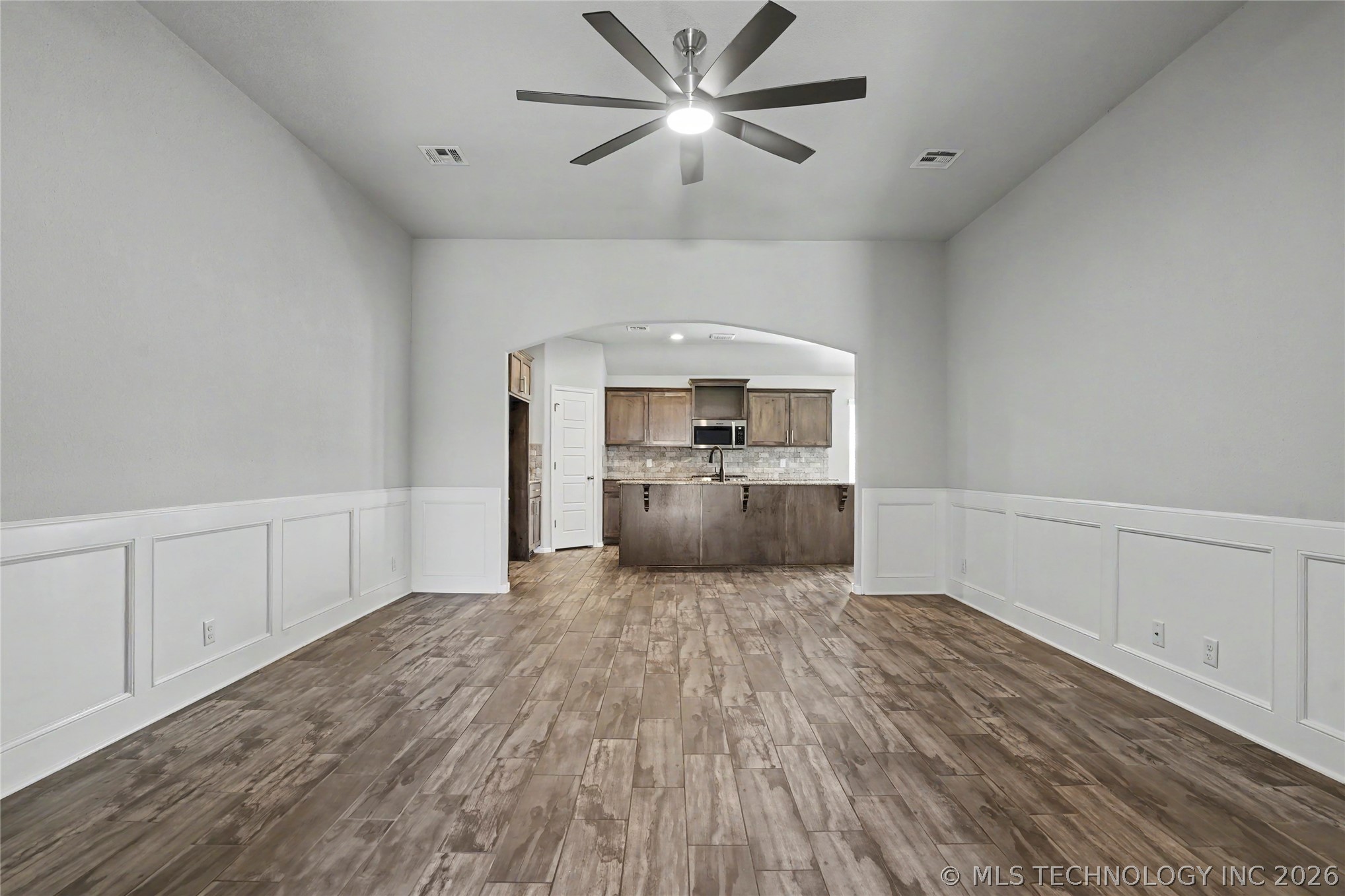 2433 S Maple Avenue Property Photo 4