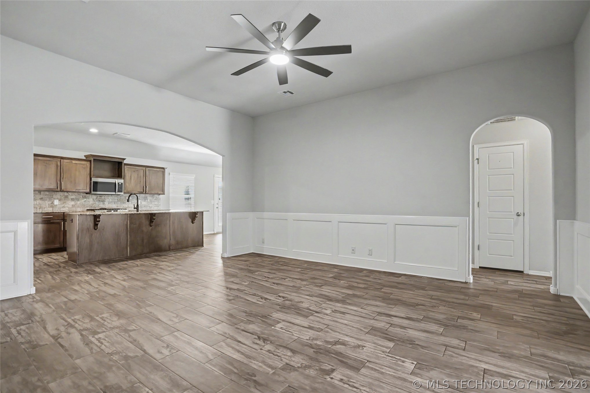 2433 S Maple Avenue Property Photo 5