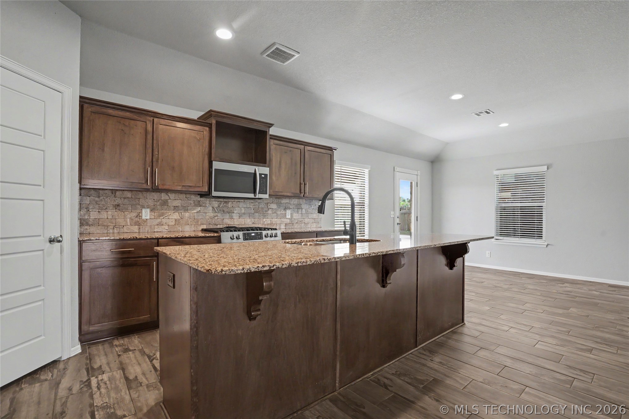 2433 S Maple Avenue Property Photo 8