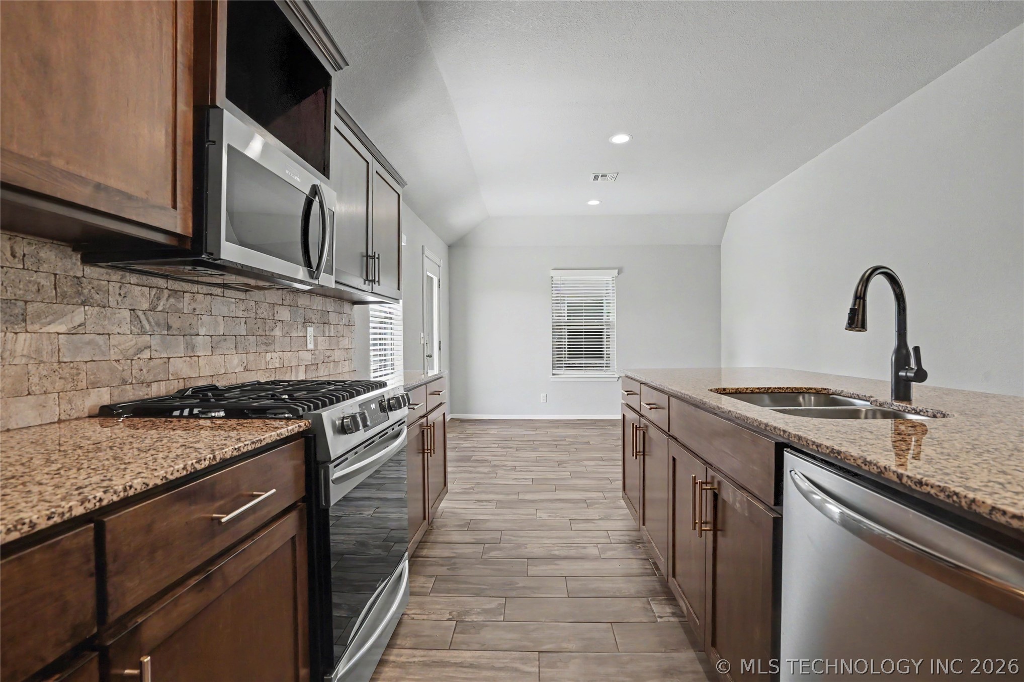 2433 S Maple Avenue Property Photo 9