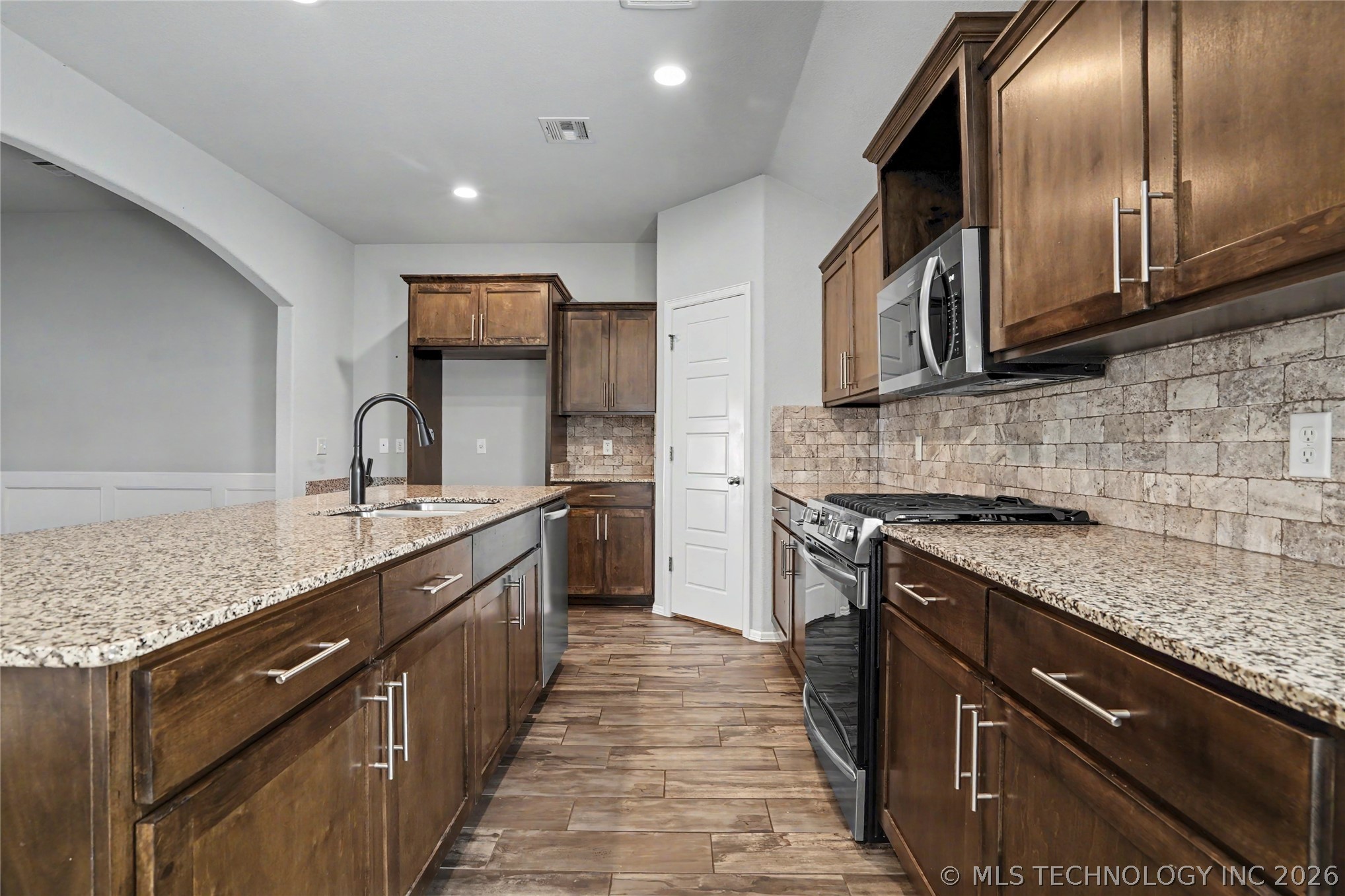 2433 S Maple Avenue Property Photo 10