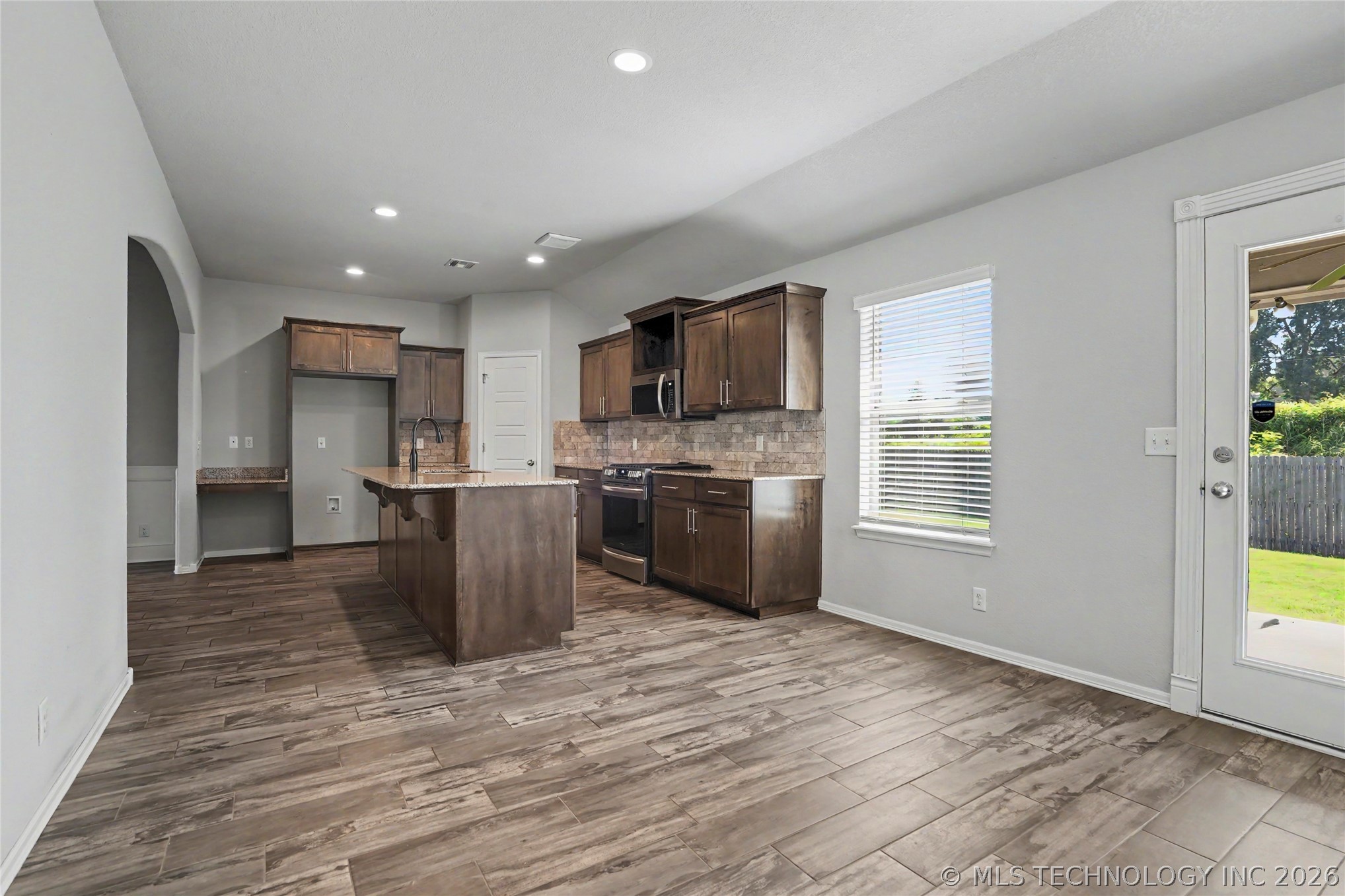 2433 S Maple Avenue Property Photo 11