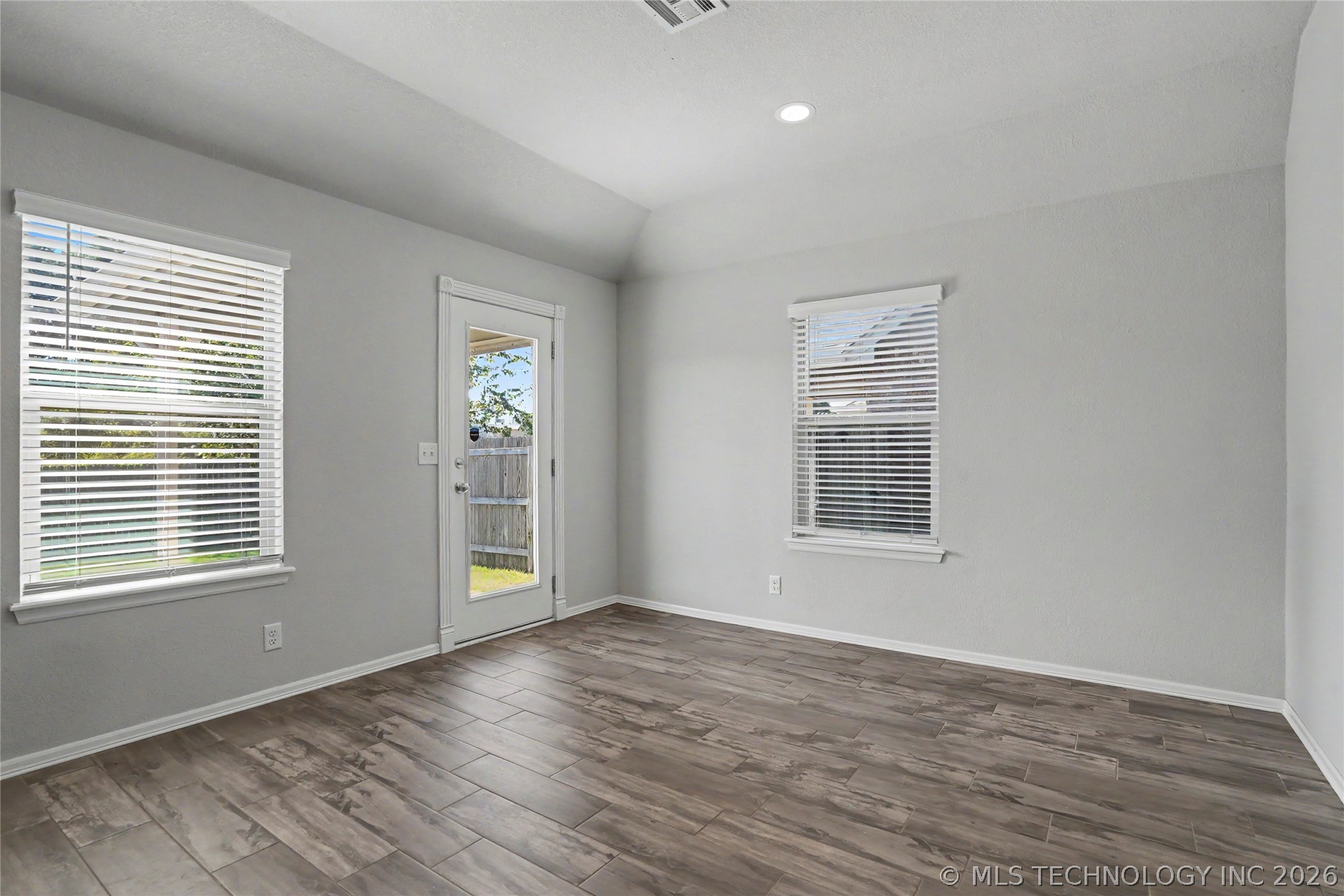 2433 S Maple Avenue Property Photo 12