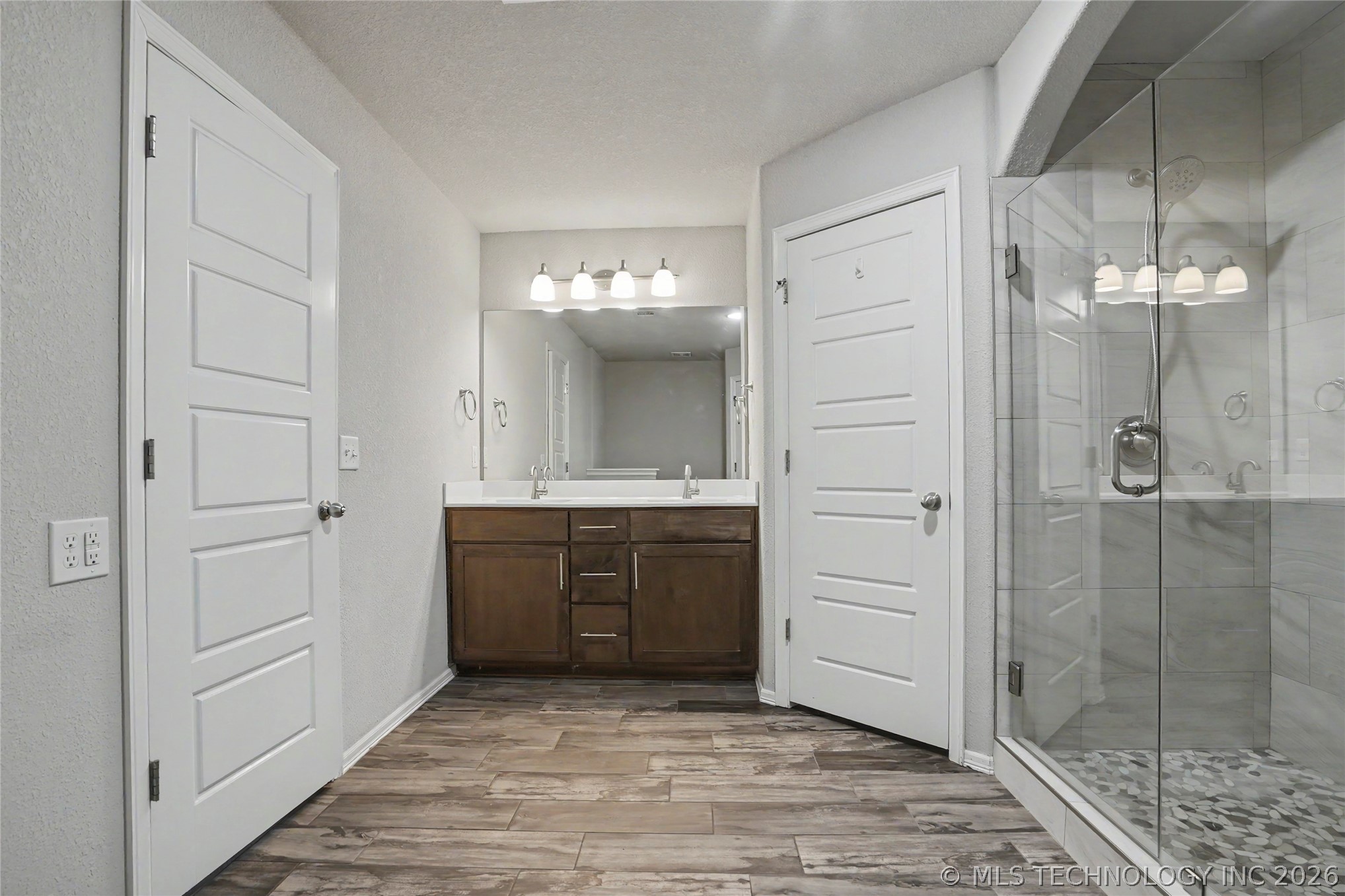 2433 S Maple Avenue Property Photo 17