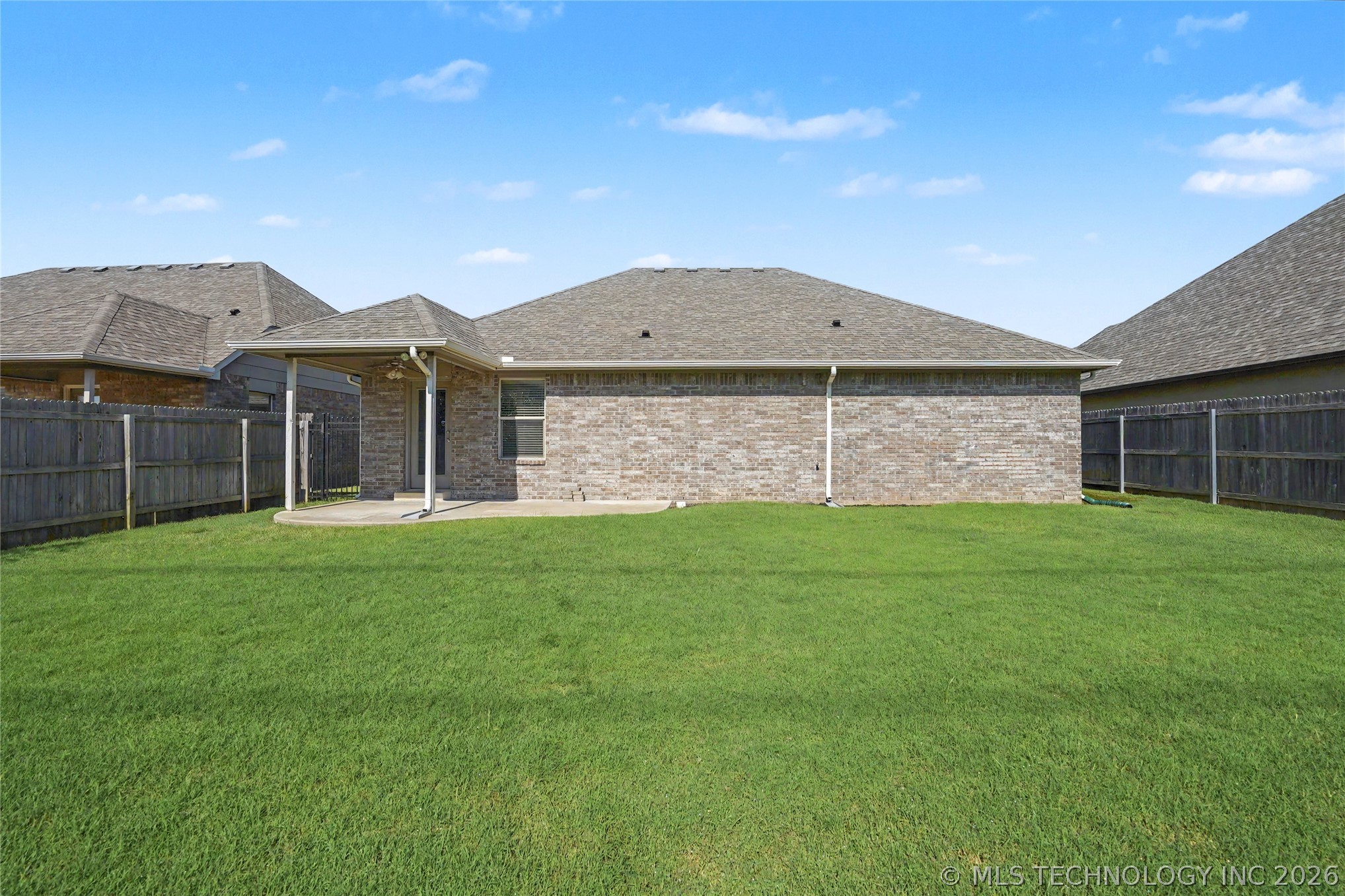 2433 S Maple Avenue Property Photo 25