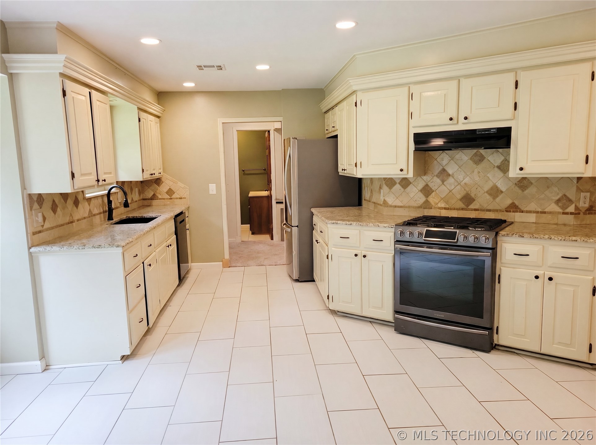 4600 Rolling Hills Property Photo 2