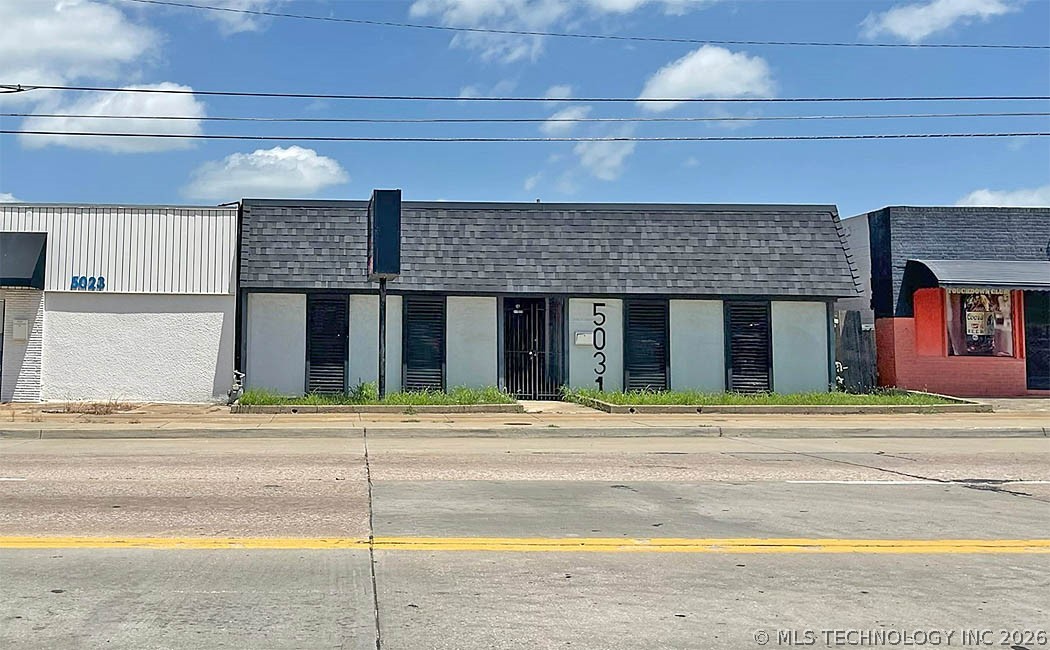 5031 E Admiral Place Property Photo 3