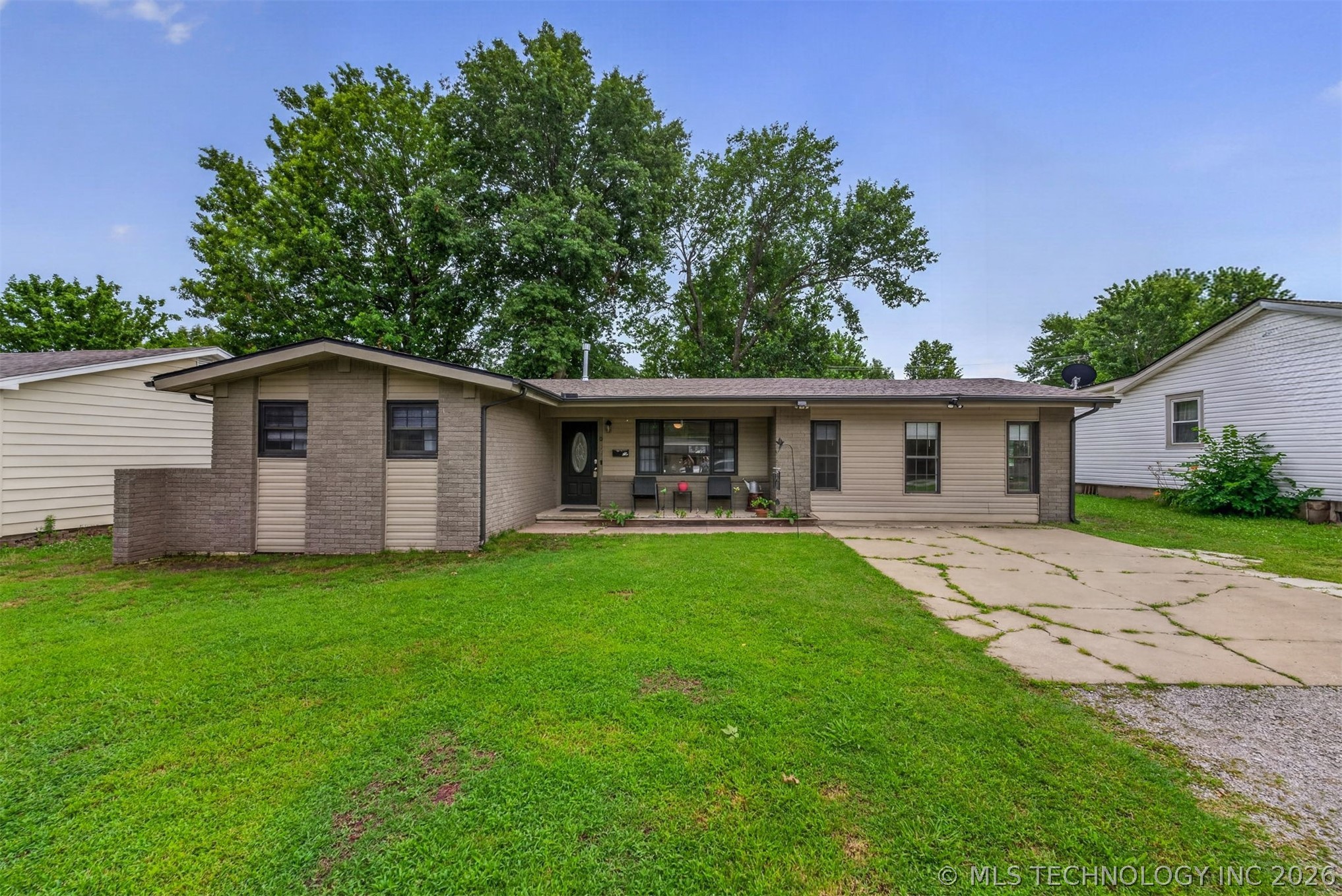 322 E Maple Street Property Photo 1