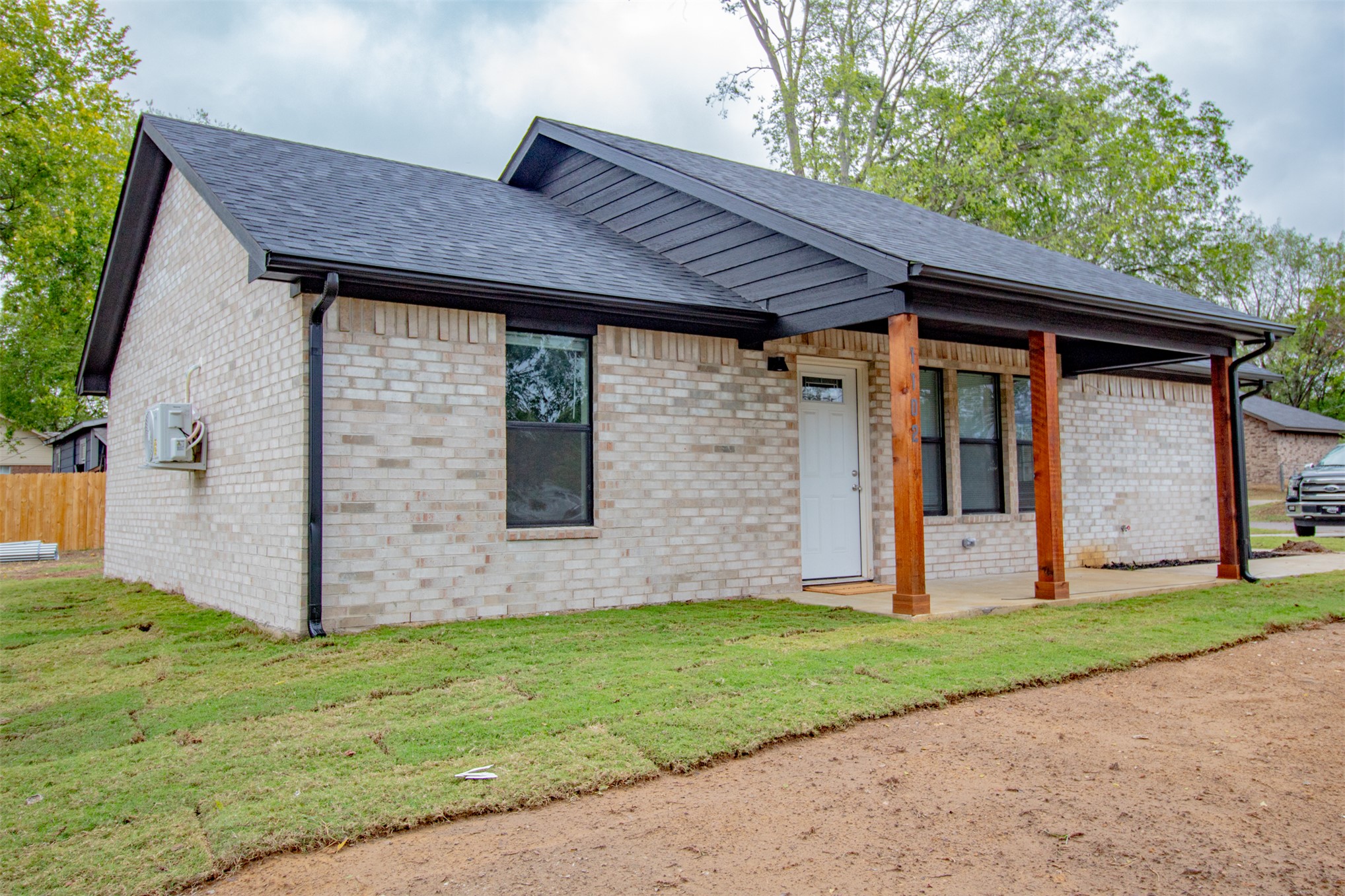 1102 W Mulberry Property Photo 4