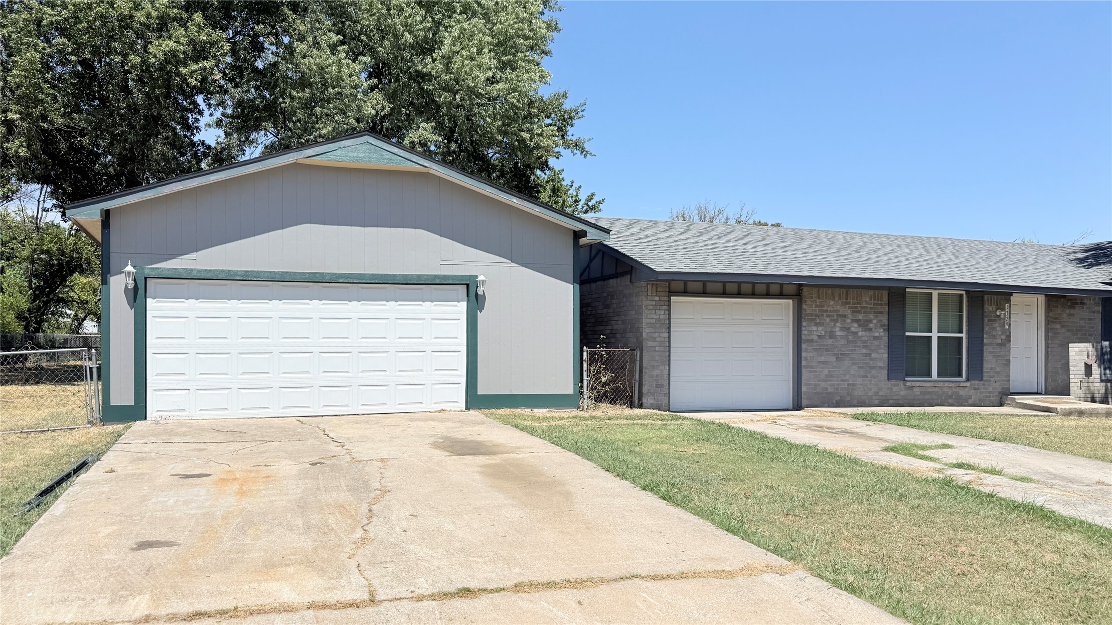 1329 Ne 3rd Place Property Photo 3