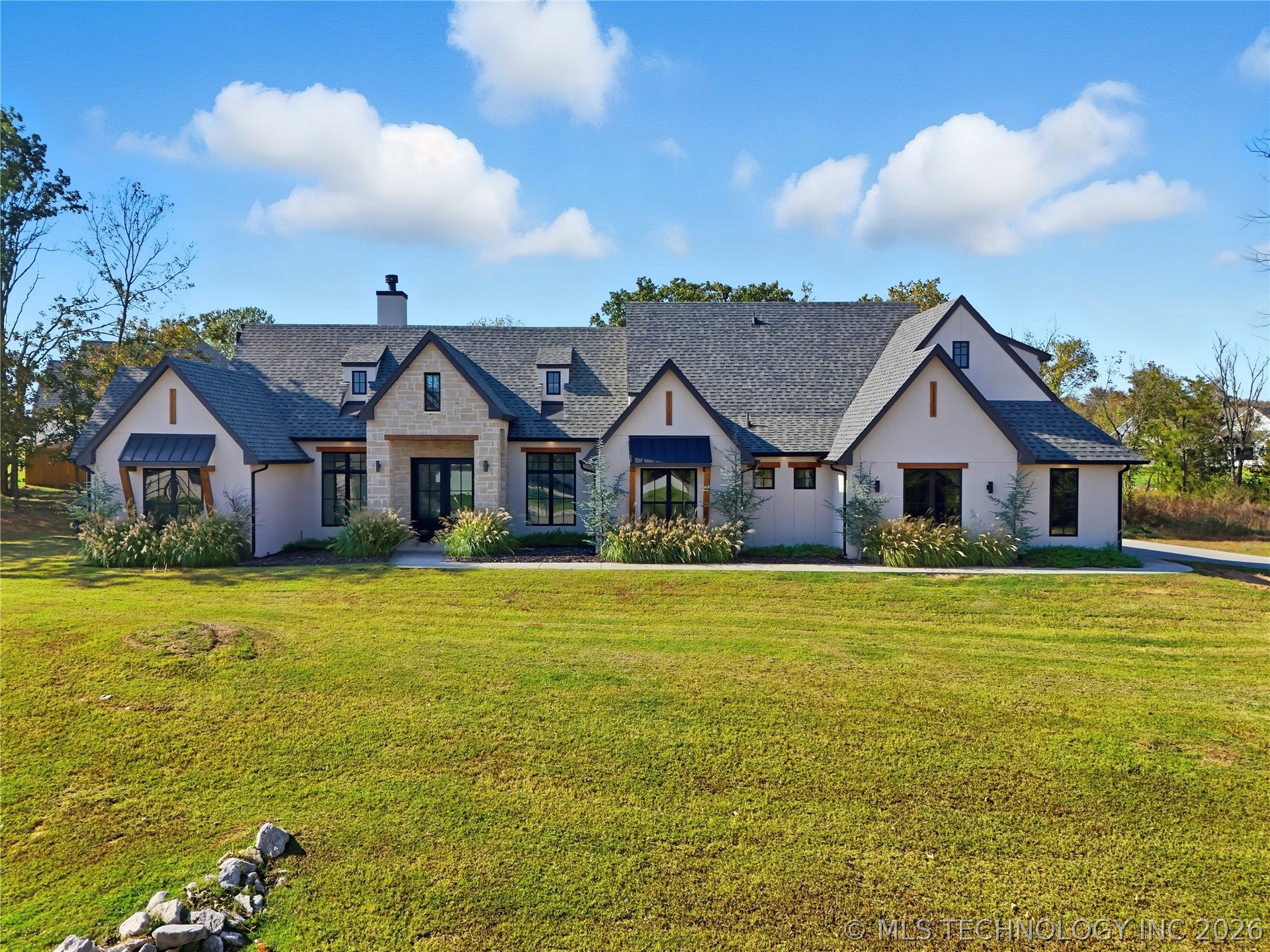 2714 Falls Bend Drive Property Photo 1